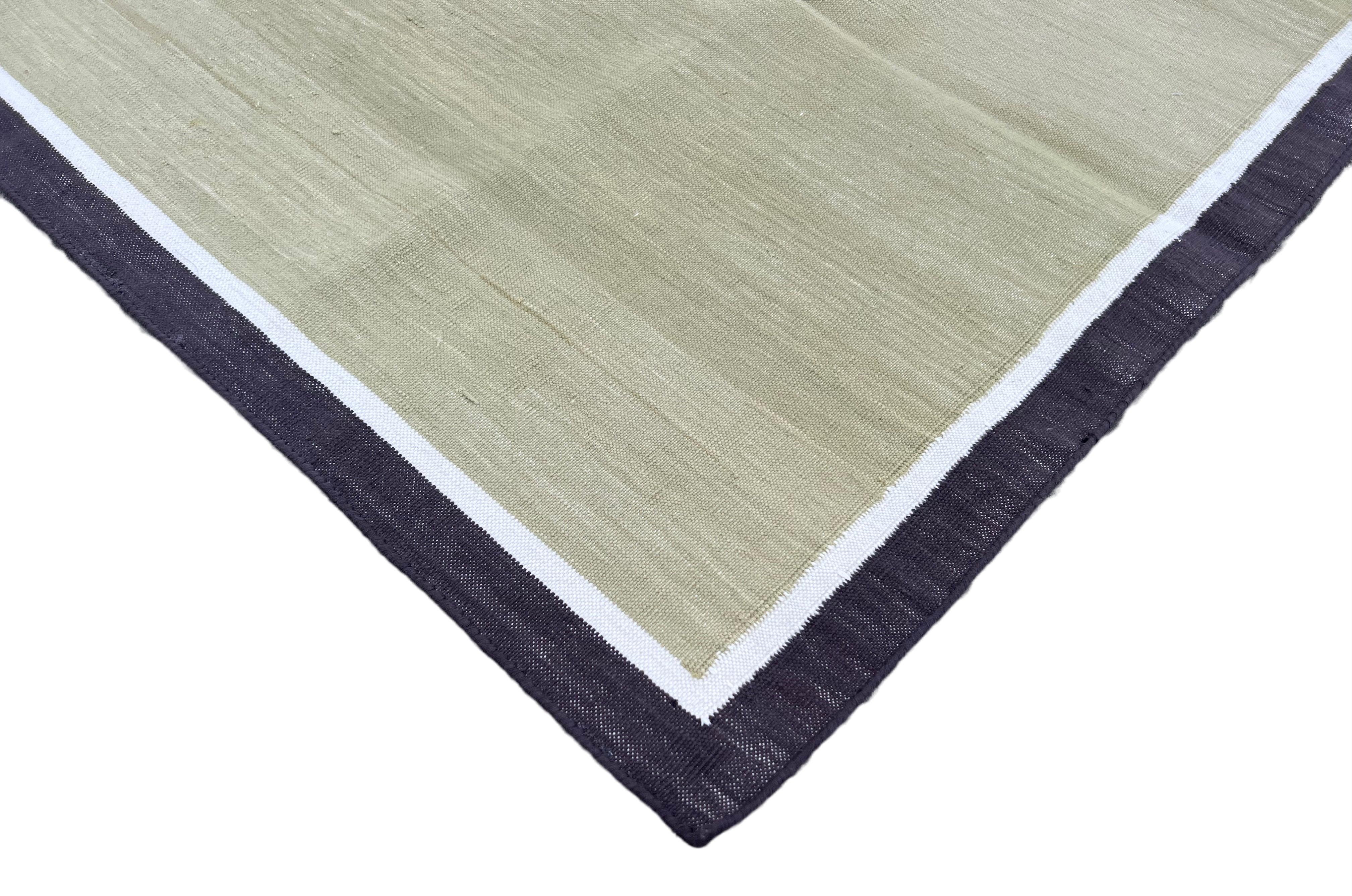 Tappeto in cotone tinto al vegetale, verde oliva e marrone caffè indiano-3'x5'
Queste speciali dhurry a trama piatta sono tessute a mano con un filo di cotone 100% a 15 strati. A causa delle speciali tecniche di produzione utilizzate per creare i