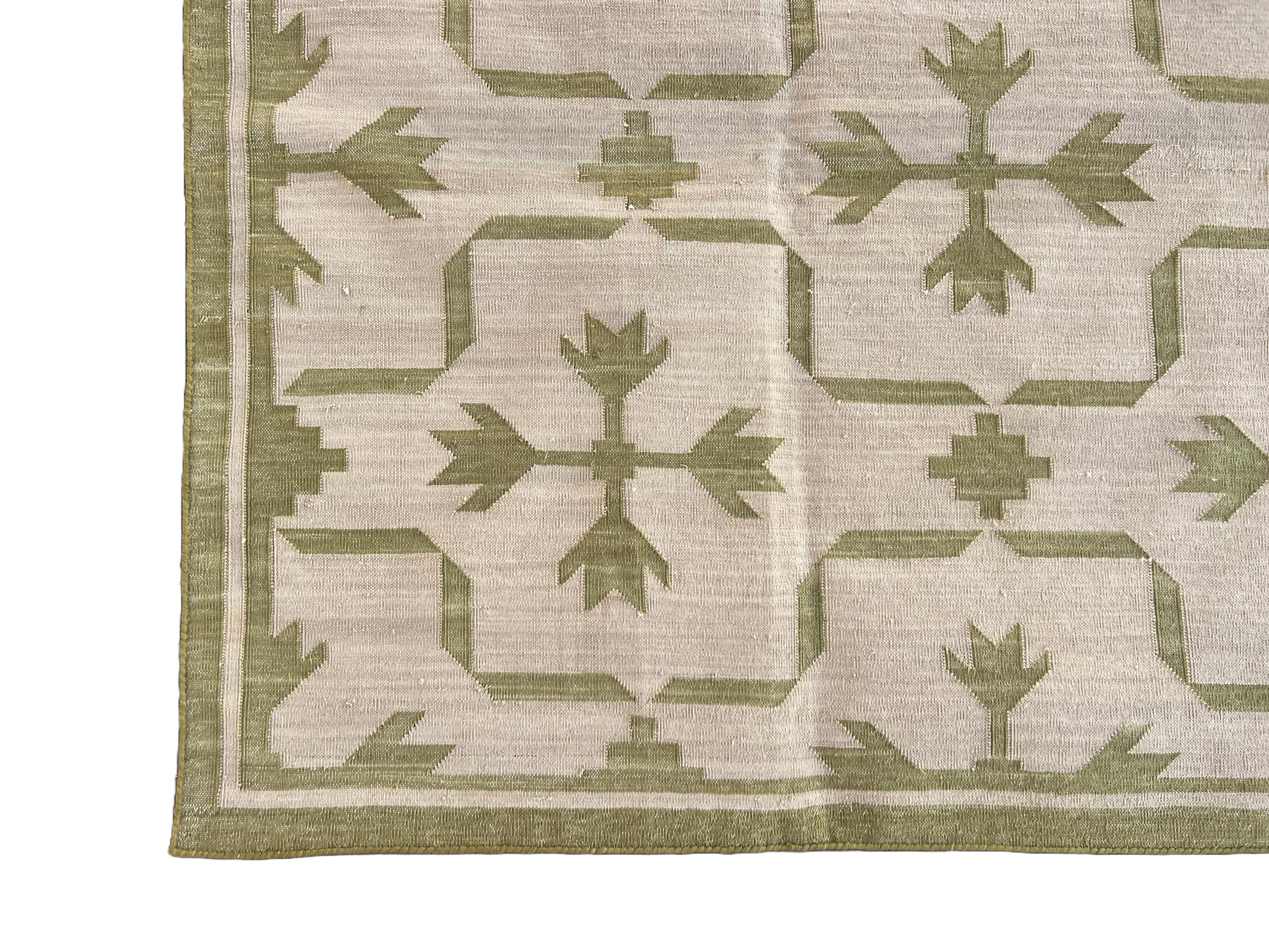 Handmade Cotton Flat Weave Area Rug, 6x9 Beige And Green Leaf Indian Dhurrie Rug In New Condition For Sale In Jaipur, IN