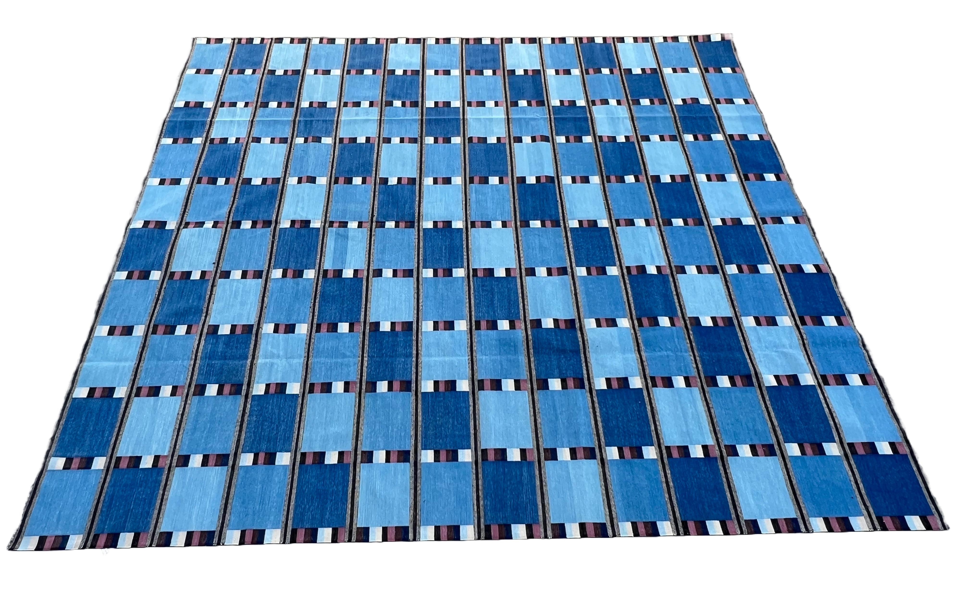 Tappeto geometrico indiano a scacchiera in cotone tinto al vegetale reversibile blu e crema - 10'x14'
Queste speciali dhurry a trama piatta sono tessute a mano con un filo di cotone 100% a 15 strati. A causa delle speciali tecniche di produzione