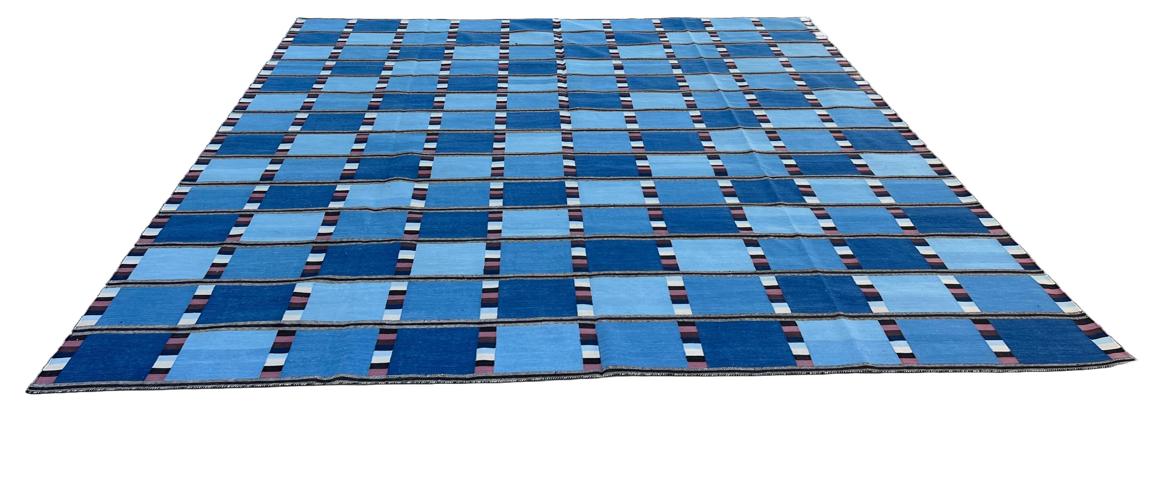 Tessuto a mano Tappeto fatto a mano in cotone a trama piatta, 10x14 blu, crema indiano a quadri geometrici Dhurrie in vendita