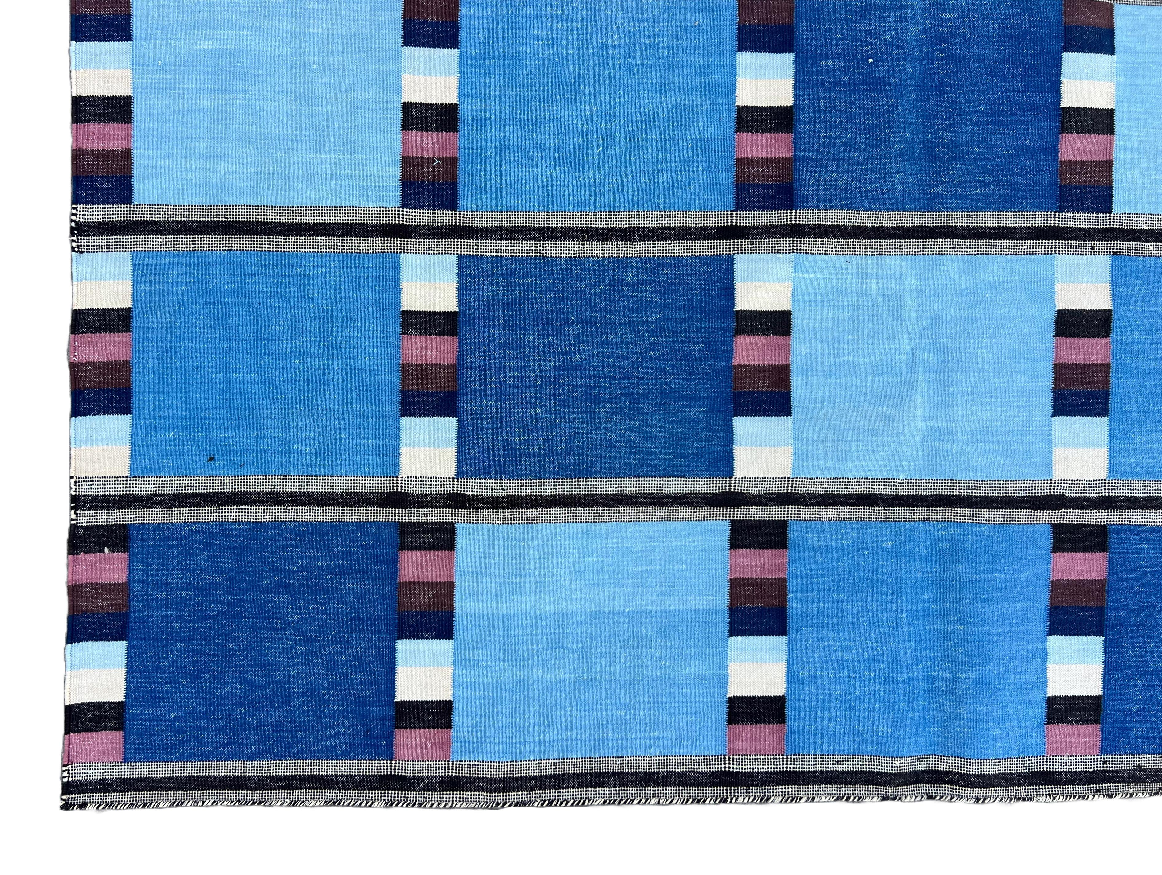 Cotone Tappeto fatto a mano in cotone a trama piatta, 10x14 blu, crema indiano a quadri geometrici Dhurrie in vendita