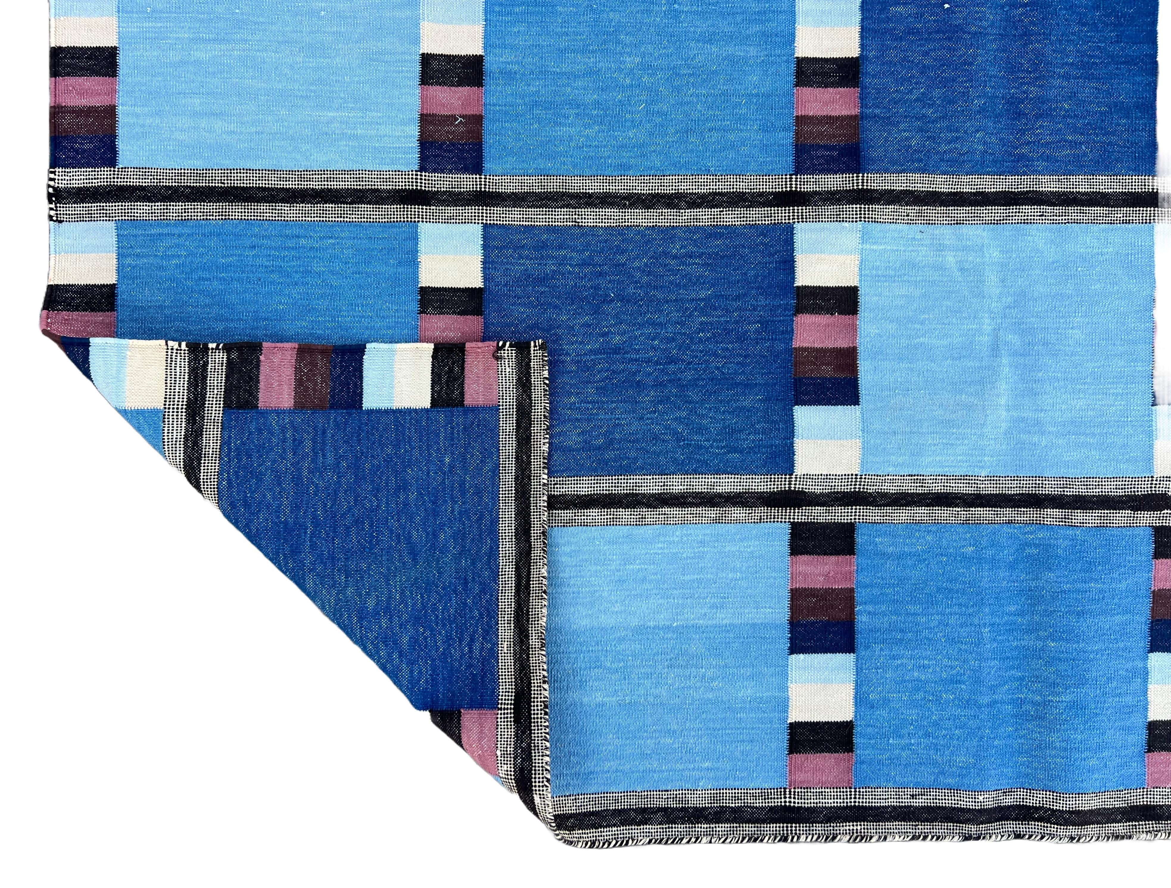 Tappeto fatto a mano in cotone a trama piatta, 10x14 blu, crema indiano a quadri geometrici Dhurrie in vendita 1
