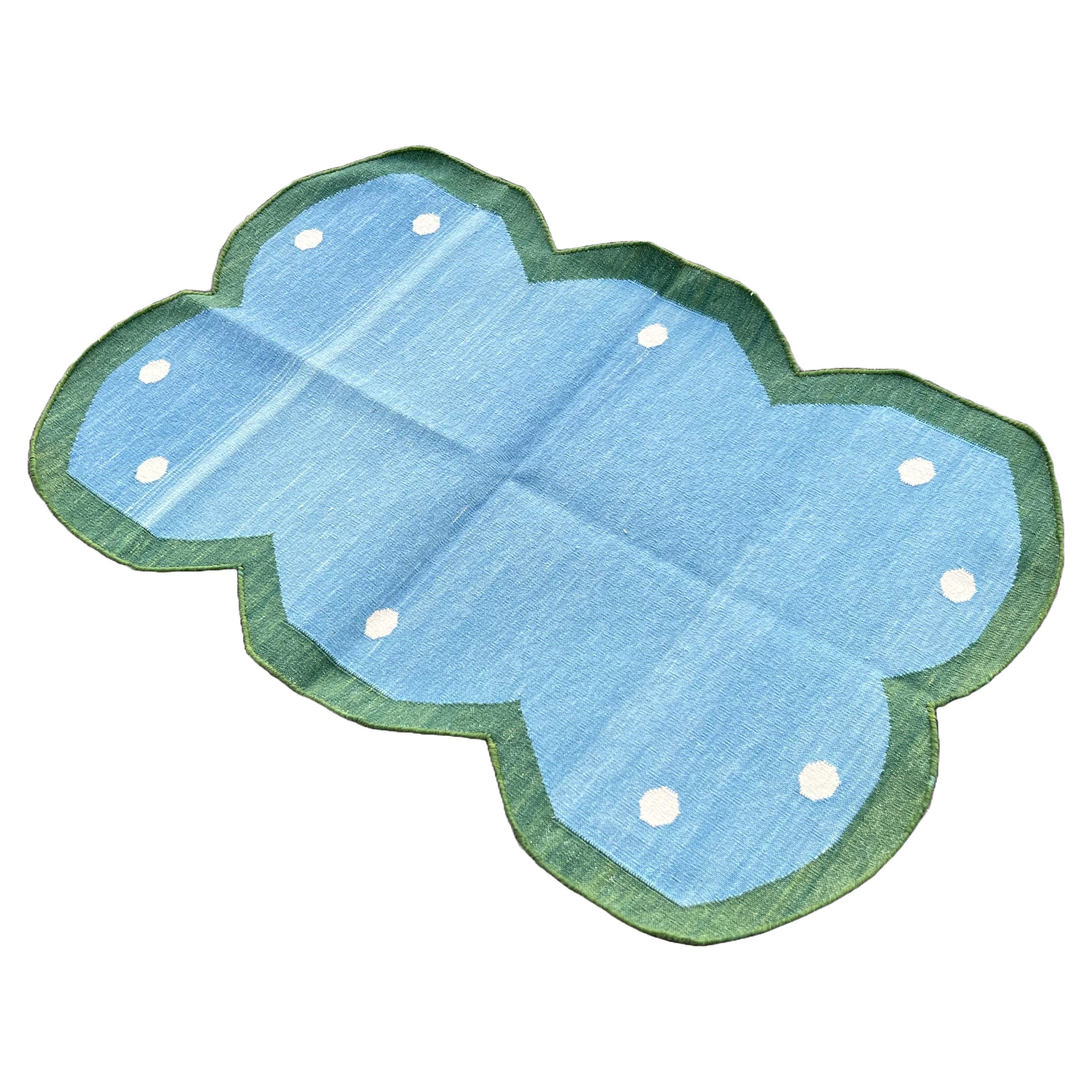 Alfombra de algodón de tejido plano, 2x3 Dhurrie india festoneada azul cielo y verde en venta