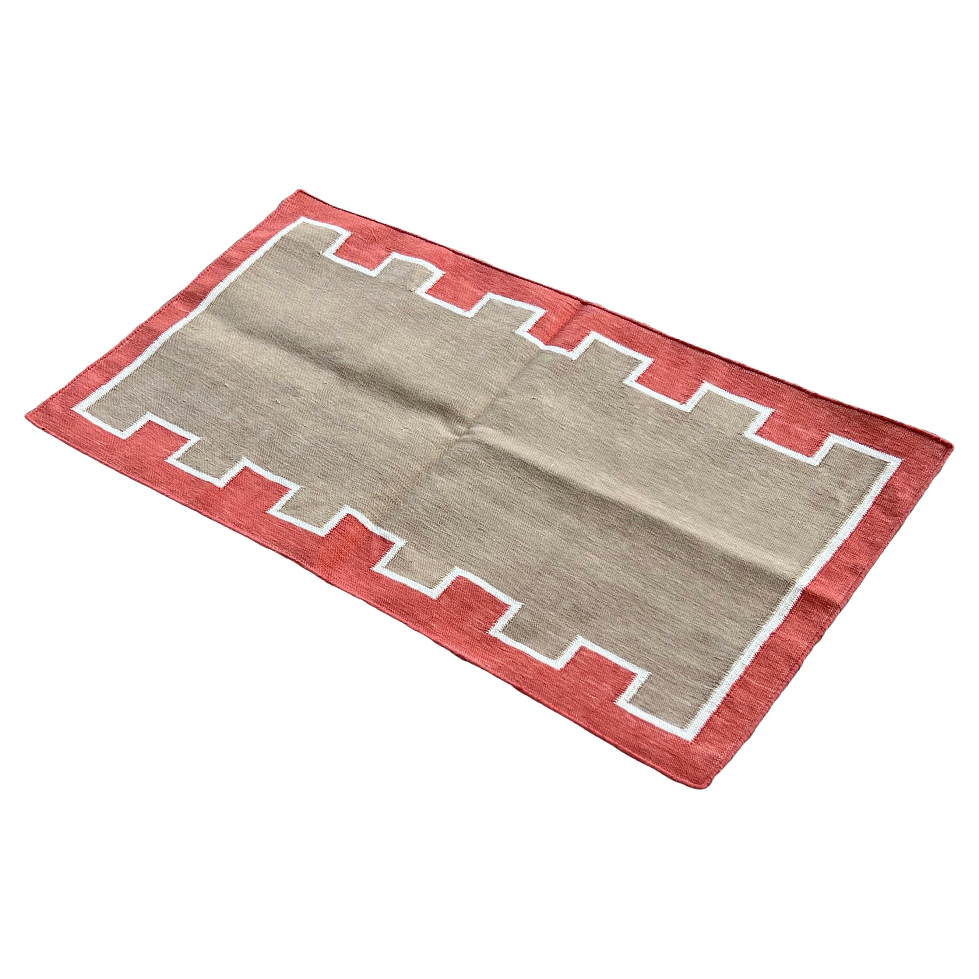 Handgefertigter Flachgewebe-Teppich aus Baumwolle, 2x3,5 Beige, Creme, Rot gestreift Indischer Dhurrie im Angebot