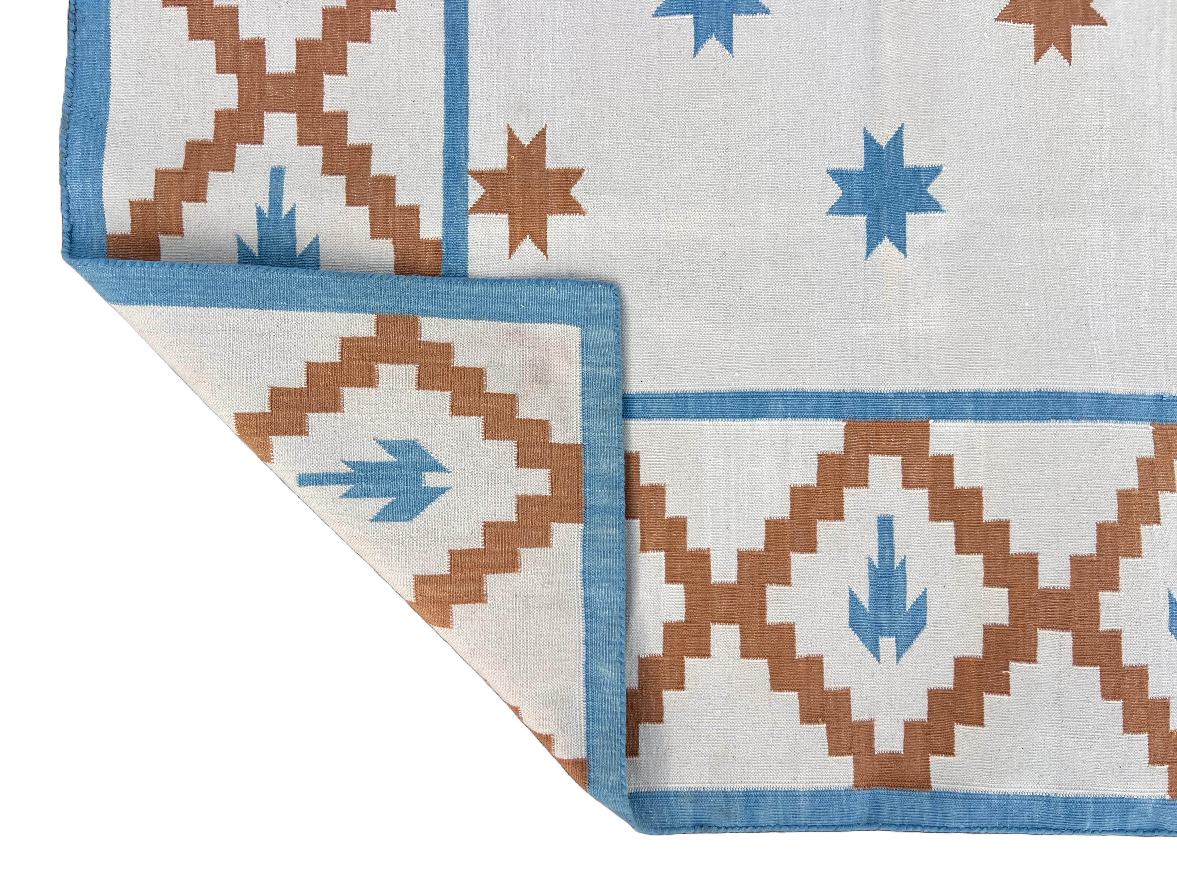 Handgefertigter Flachgewebe-Teppich aus Baumwolle, 4x6 Creme und Blau Indischer Stern Geometrischer Dhurrie im Angebot 4