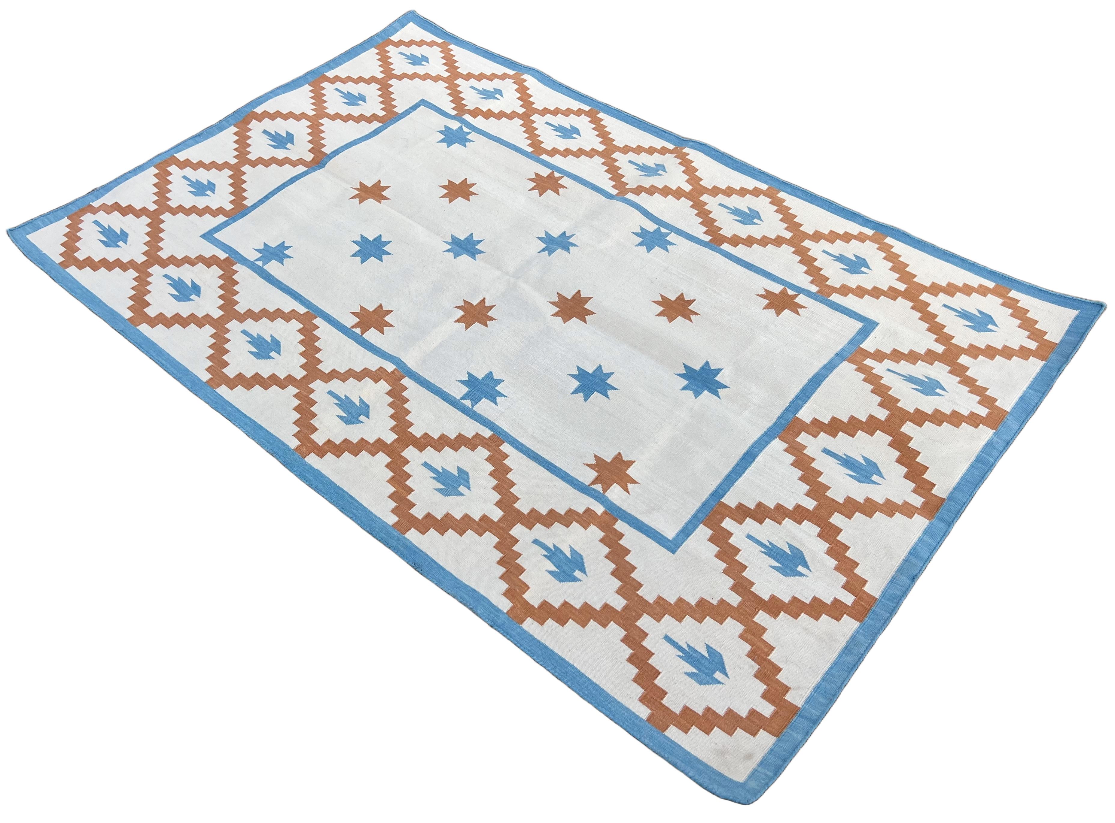 Pflanzlich gefärbte Baumwolle Wendeteppich Creme, Himmelblau und Tan Indischer Stern Geometrischer Teppich - 4'x6' (120x180cm)
Diese speziellen flachgewebten Dhurries werden aus 15-fachem Garn aus 100% Baumwolle handgewebt. Aufgrund der speziellen