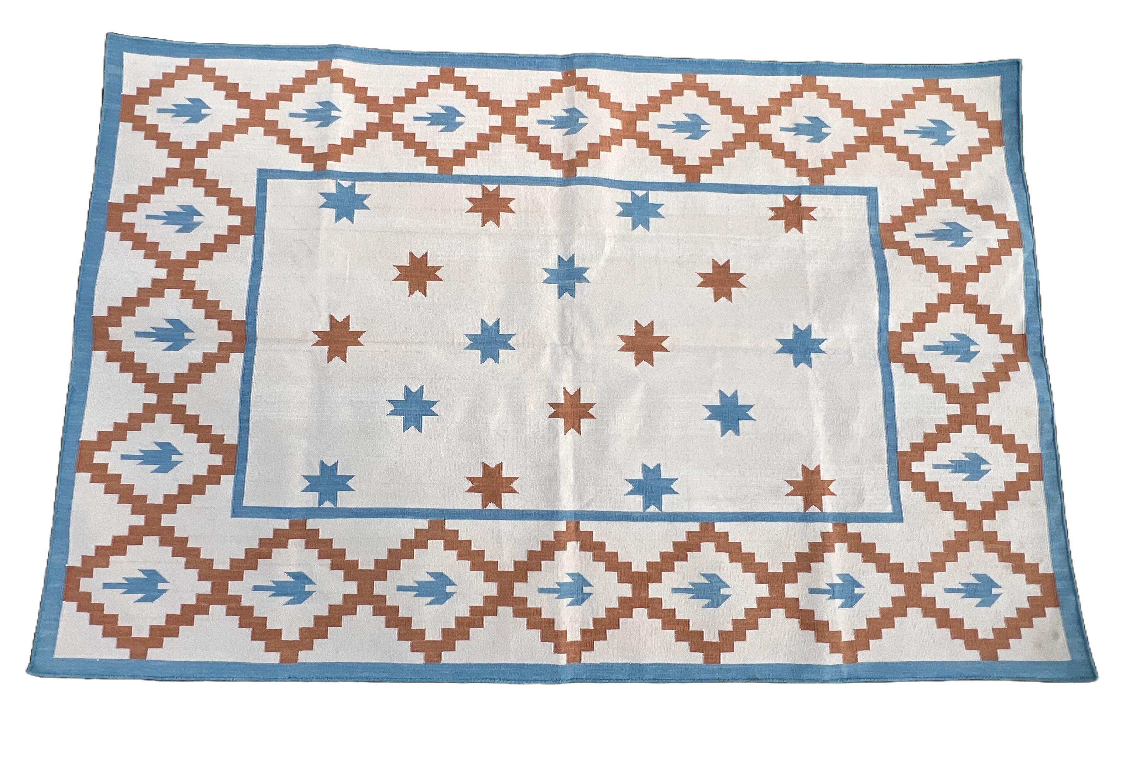 Handgefertigter Flachgewebe-Teppich aus Baumwolle, 4x6 Creme und Blau Indischer Stern Geometrischer Dhurrie (Moderne der Mitte des Jahrhunderts) im Angebot