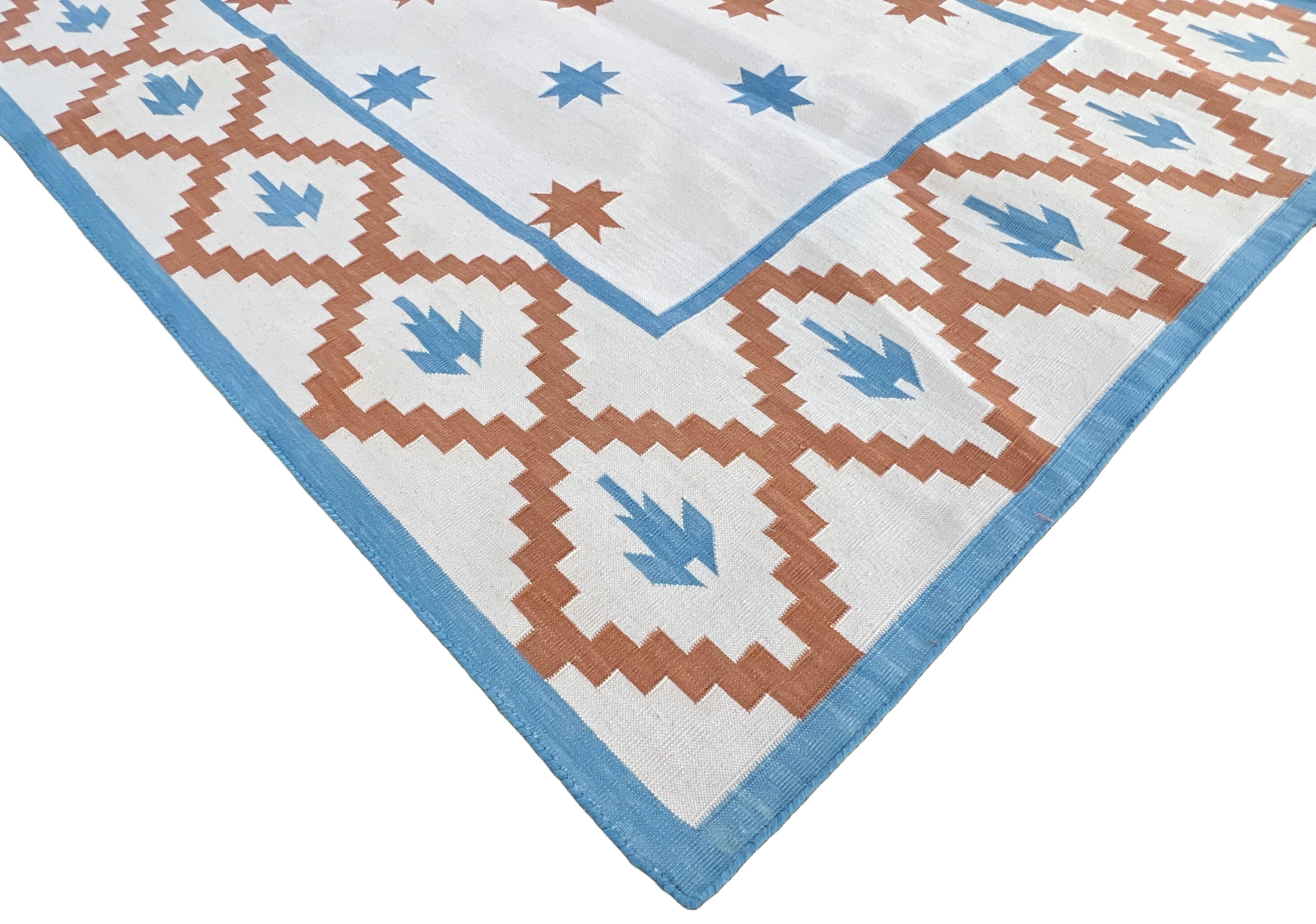 Handgefertigter Flachgewebe-Teppich aus Baumwolle, 4x6 Creme und Blau Indischer Stern Geometrischer Dhurrie (Handgewebt) im Angebot