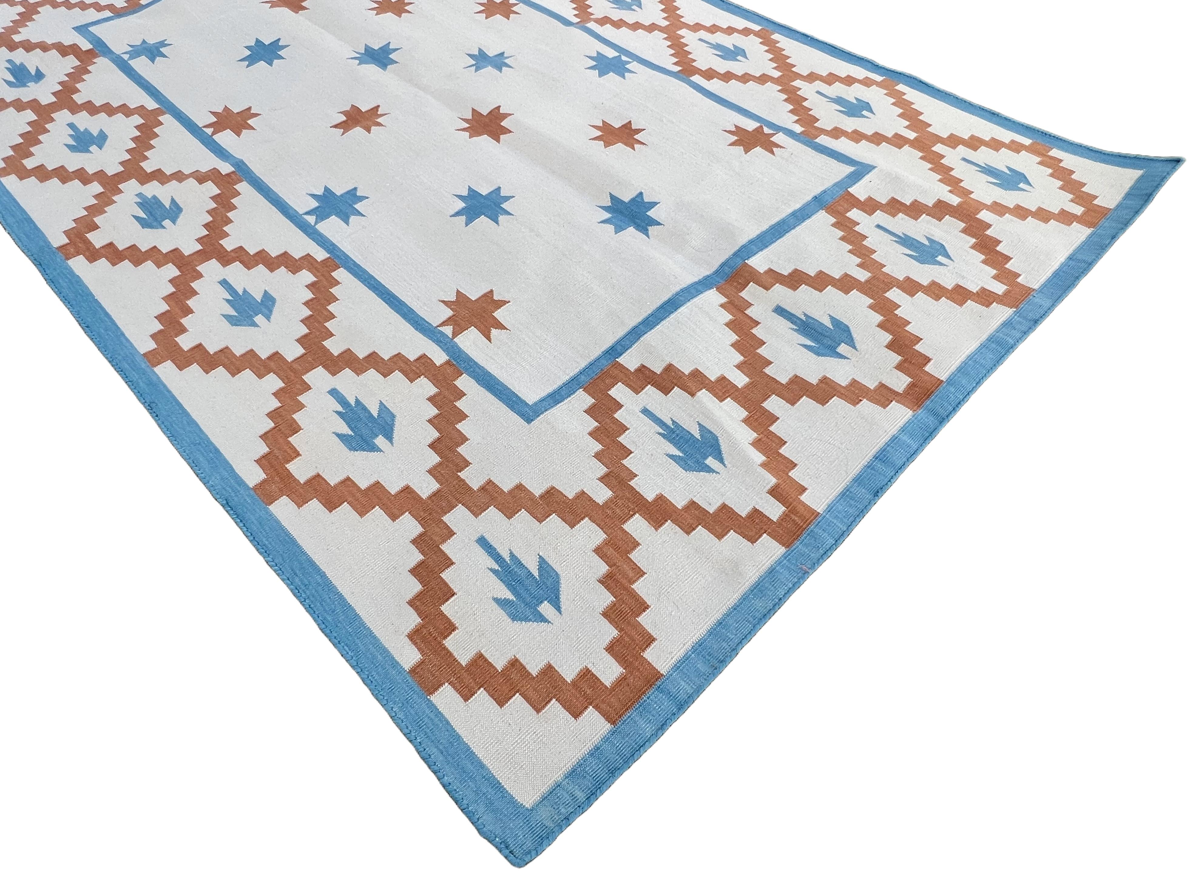 Handgefertigter Flachgewebe-Teppich aus Baumwolle, 4x6 Creme und Blau Indischer Stern Geometrischer Dhurrie im Zustand „Neu“ im Angebot in Jaipur, IN