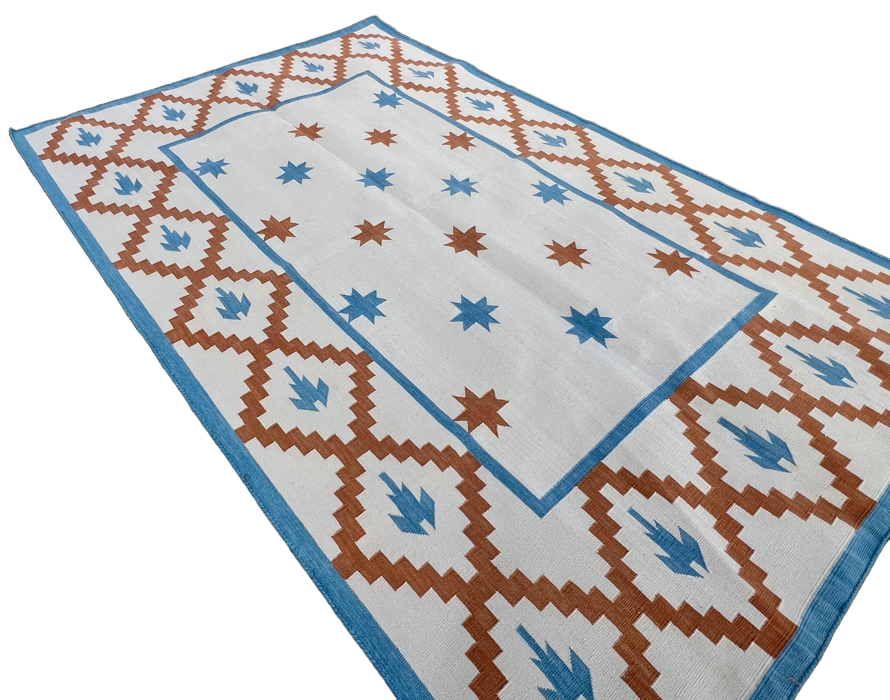 Handgefertigter Flachgewebe-Teppich aus Baumwolle, 4x6 Creme und Blau Indischer Stern Geometrischer Dhurrie (21. Jahrhundert und zeitgenössisch) im Angebot