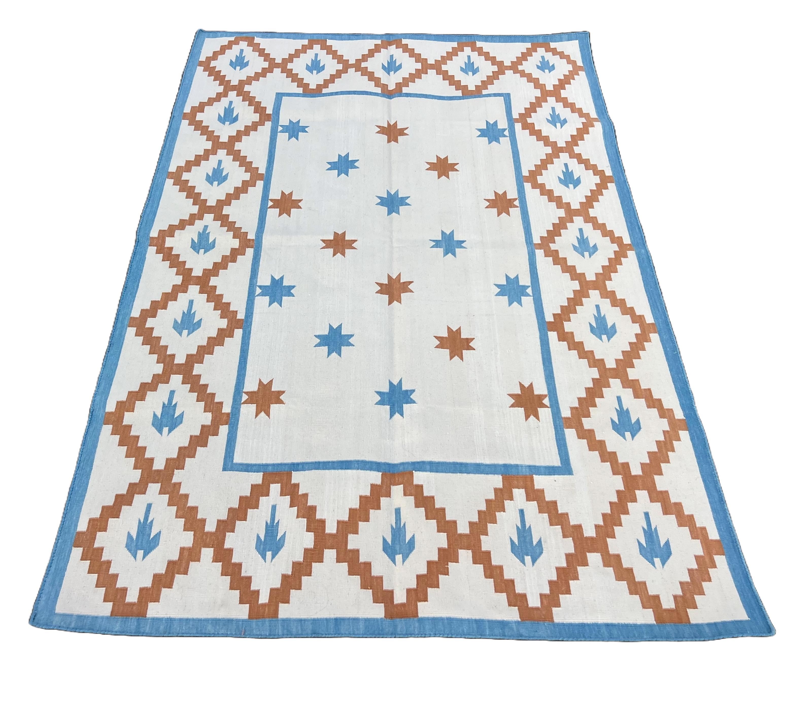 Handgefertigter Flachgewebe-Teppich aus Baumwolle, 4x6 Creme und Blau Indischer Stern Geometrischer Dhurrie im Angebot 1
