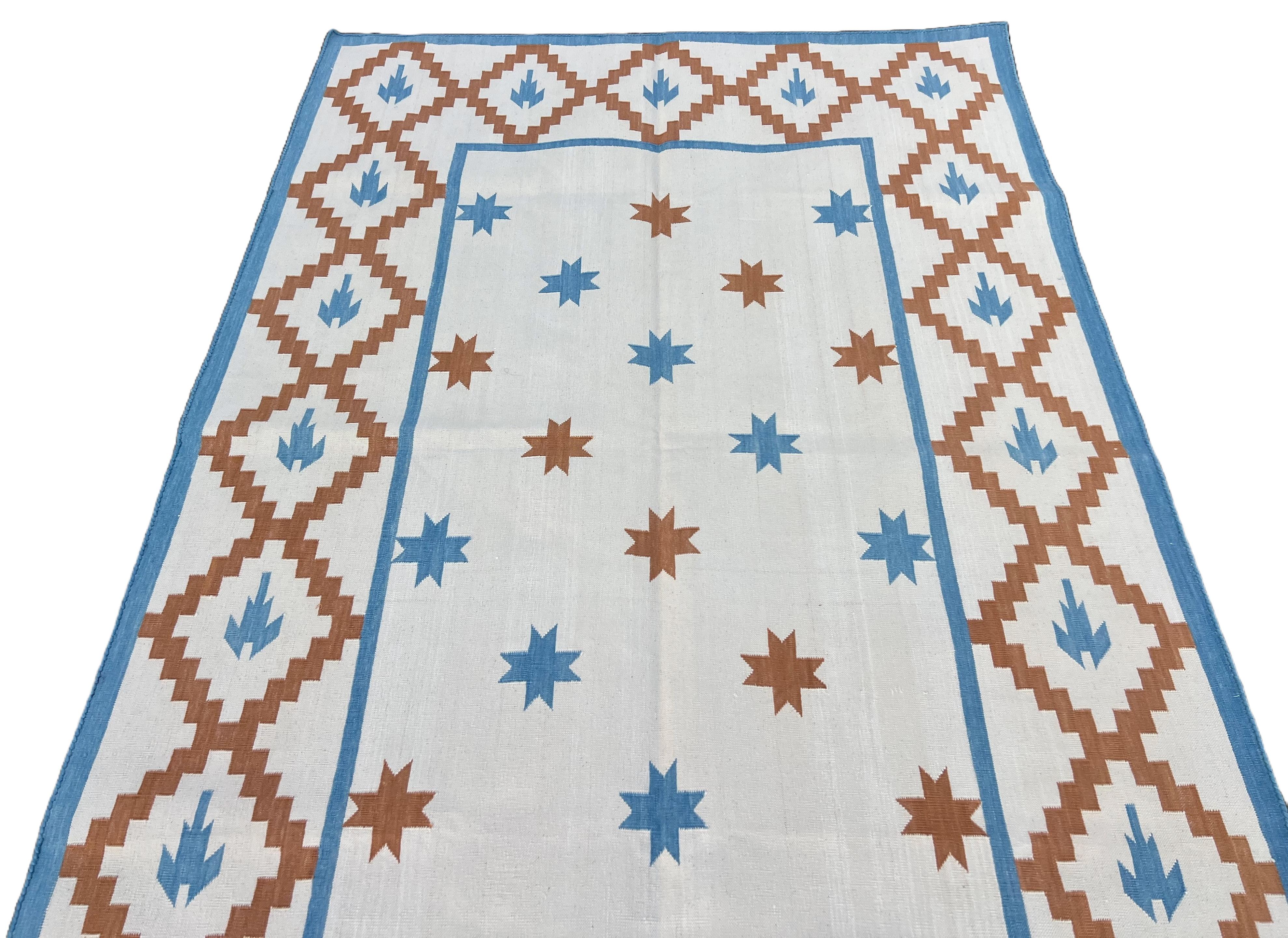 Handgefertigter Flachgewebe-Teppich aus Baumwolle, 4x6 Creme und Blau Indischer Stern Geometrischer Dhurrie im Angebot 2
