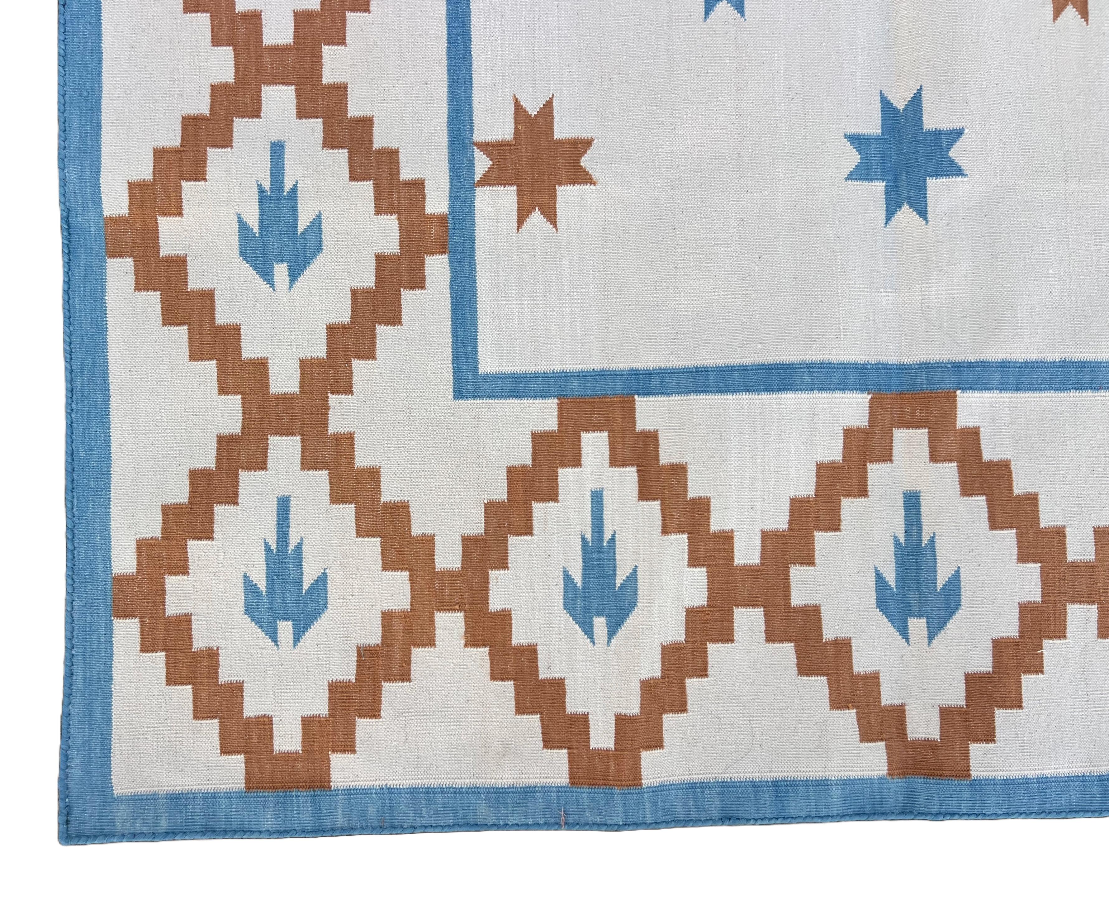 Handgefertigter Flachgewebe-Teppich aus Baumwolle, 4x6 Creme und Blau Indischer Stern Geometrischer Dhurrie im Angebot 3