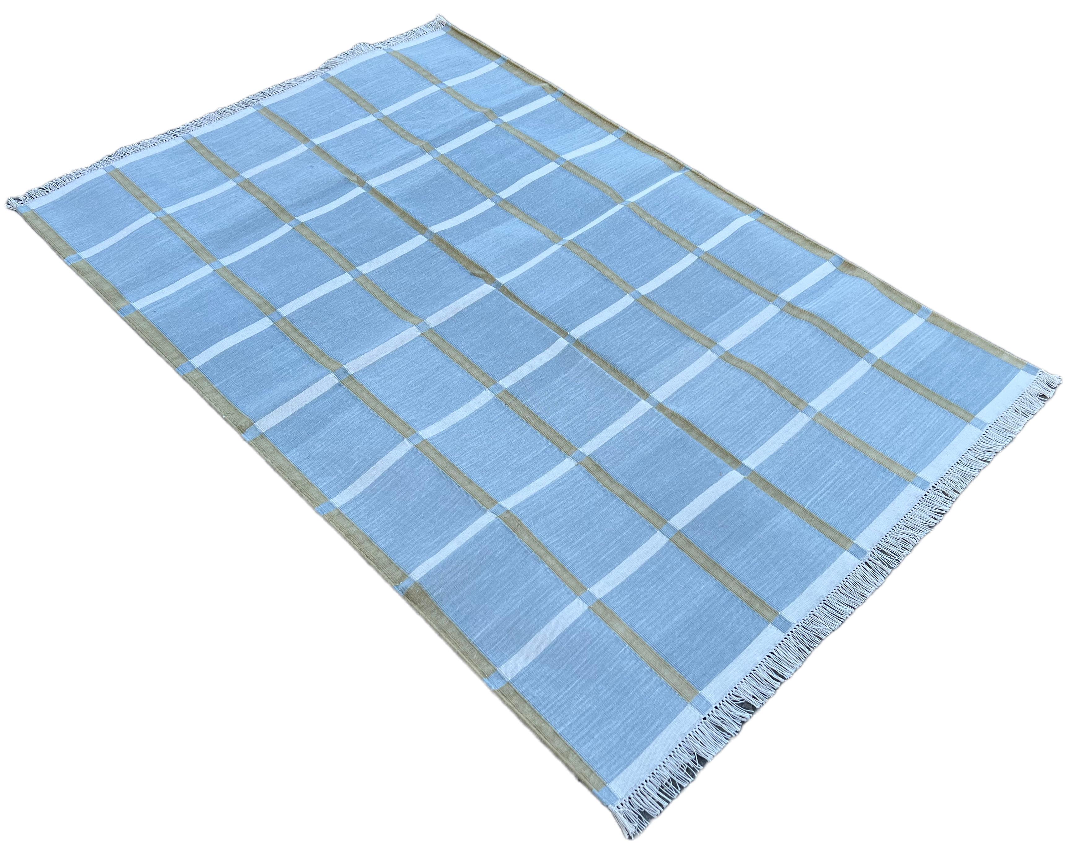 Tappeto a quadri in cotone tinto al vegetale di colore grigio, verde oliva e crema 4'x6'
Queste speciali dhurry a trama piatta sono tessute a mano con un filo di cotone 100% a 15 strati. A causa delle speciali tecniche di produzione utilizzate per