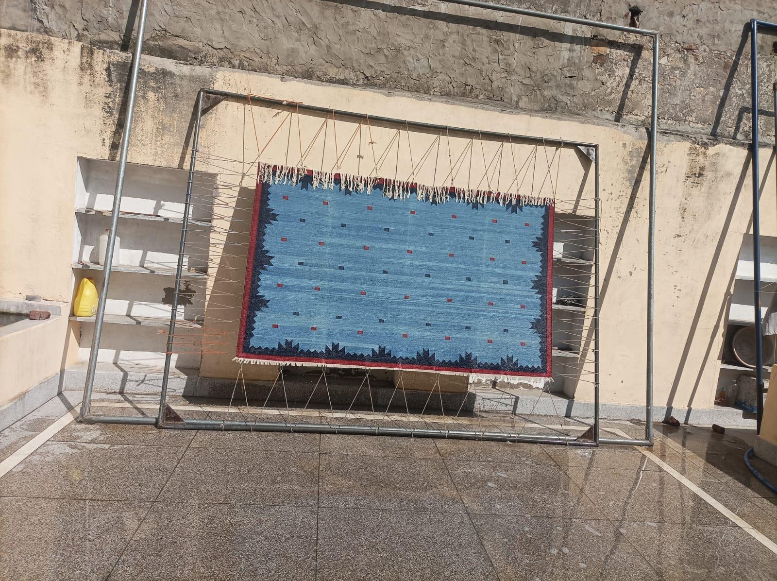 Tapis en coton tissé à la main, 5x8 Bleu Rouge Géométrique Diamant Indien Dhurrie en vente 5