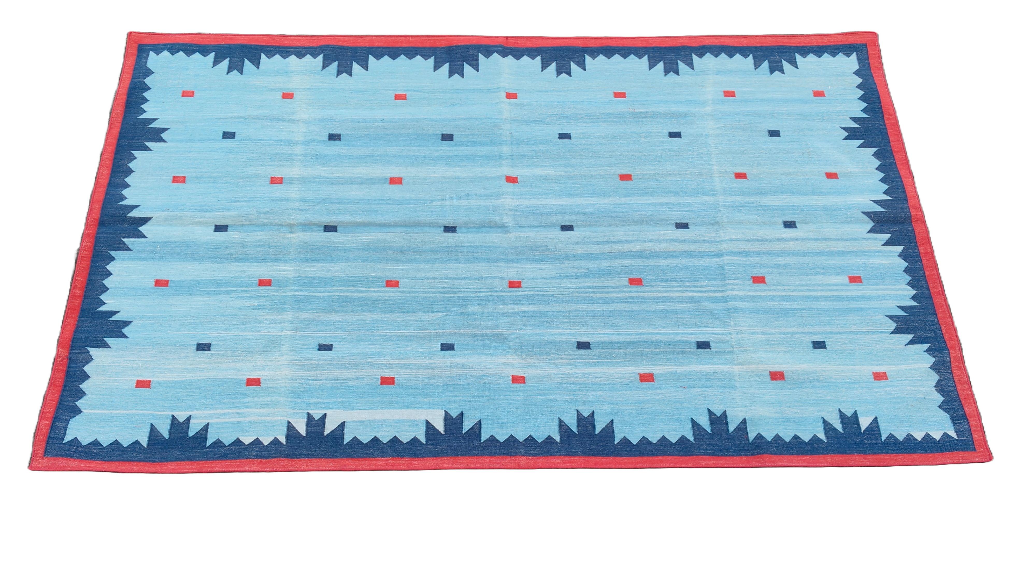 Tapis indien Dhurrie en coton teint dans la masse bleu ciel, bleu marine et rouge, avec des losanges géométriques, taille 5'x8' (150cm x 240cm)

Ces dhurries spéciales à tissage plat sont tissées à la main avec du fil 100 % coton 15 plis. En raison