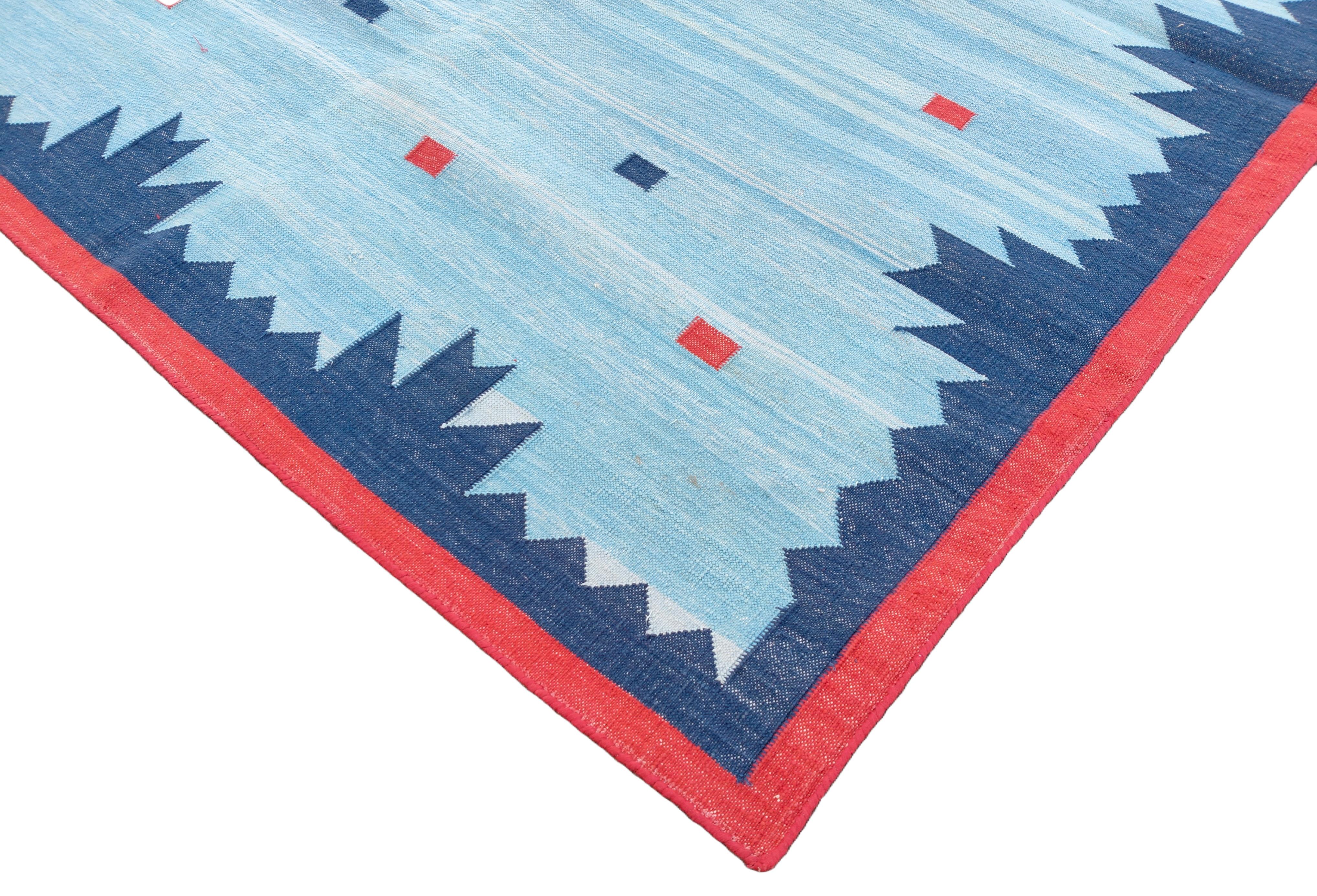 Mid-Century Modern Tapis en coton tissé à la main, 5x8 Bleu Rouge Géométrique Diamant Indien Dhurrie en vente