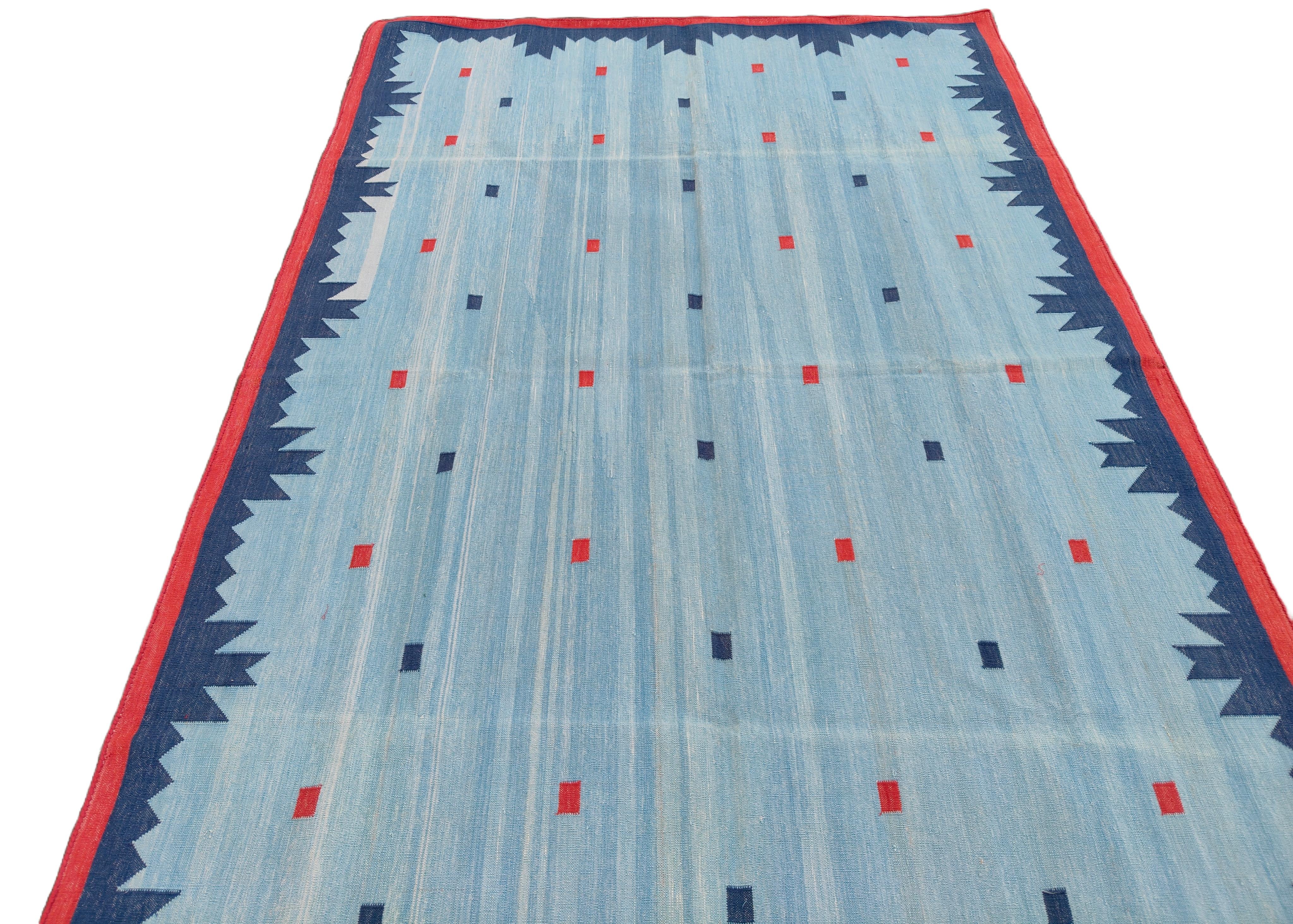 Coton Tapis en coton tissé à la main, 5x8 Bleu Rouge Géométrique Diamant Indien Dhurrie en vente