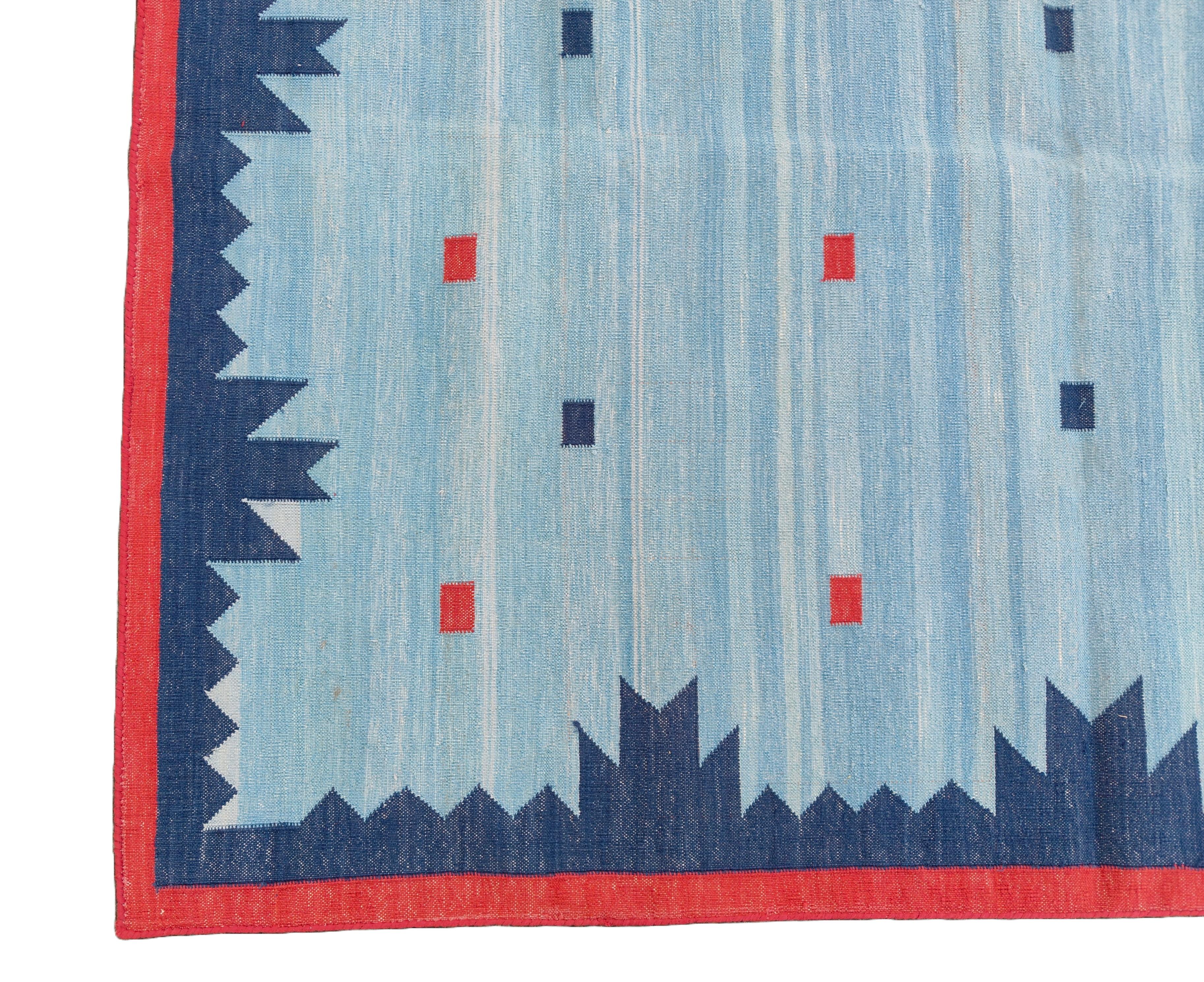 Tapis en coton tissé à la main, 5x8 Bleu Rouge Géométrique Diamant Indien Dhurrie en vente 1