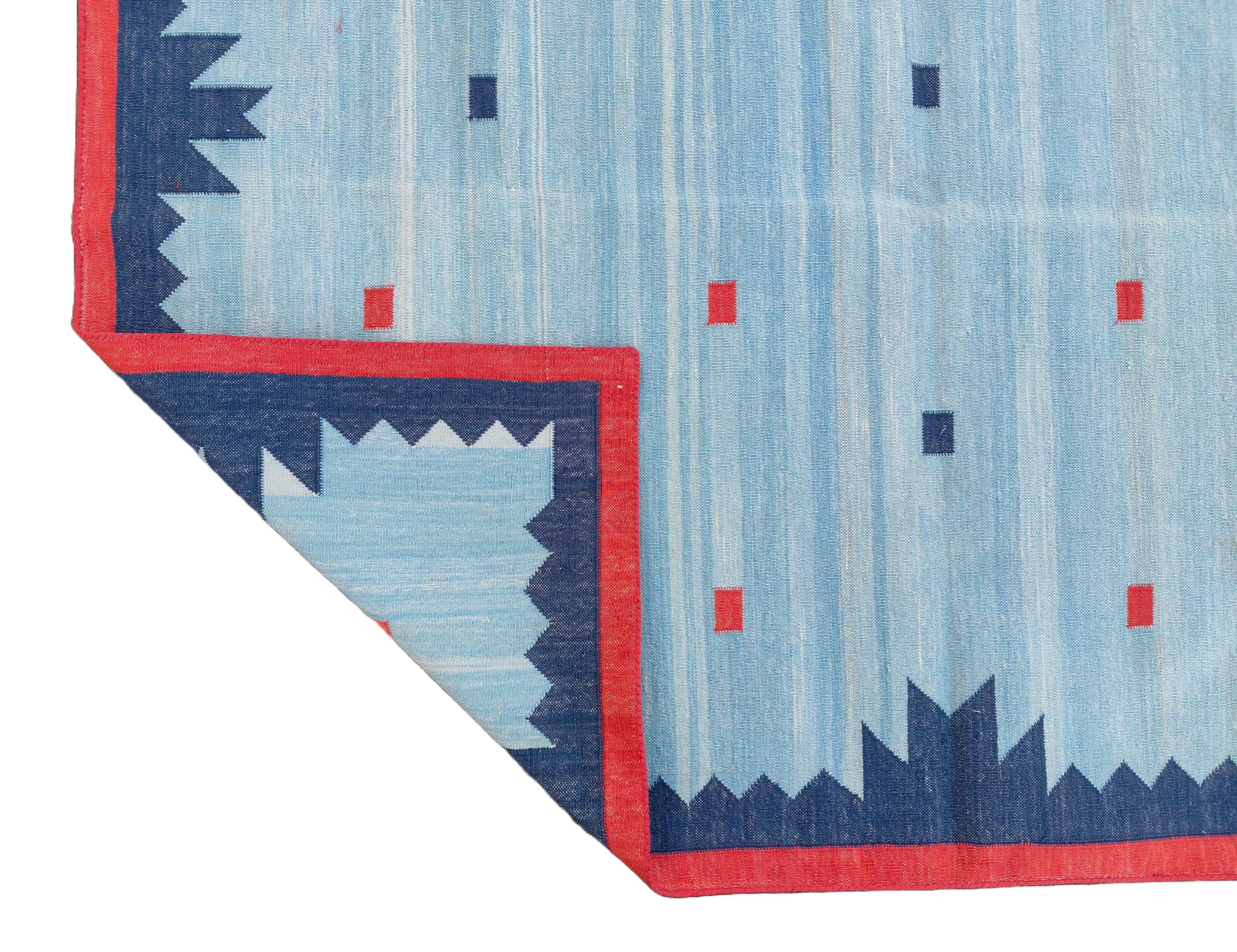 Tapis en coton tissé à la main, 5x8 Bleu Rouge Géométrique Diamant Indien Dhurrie en vente 2