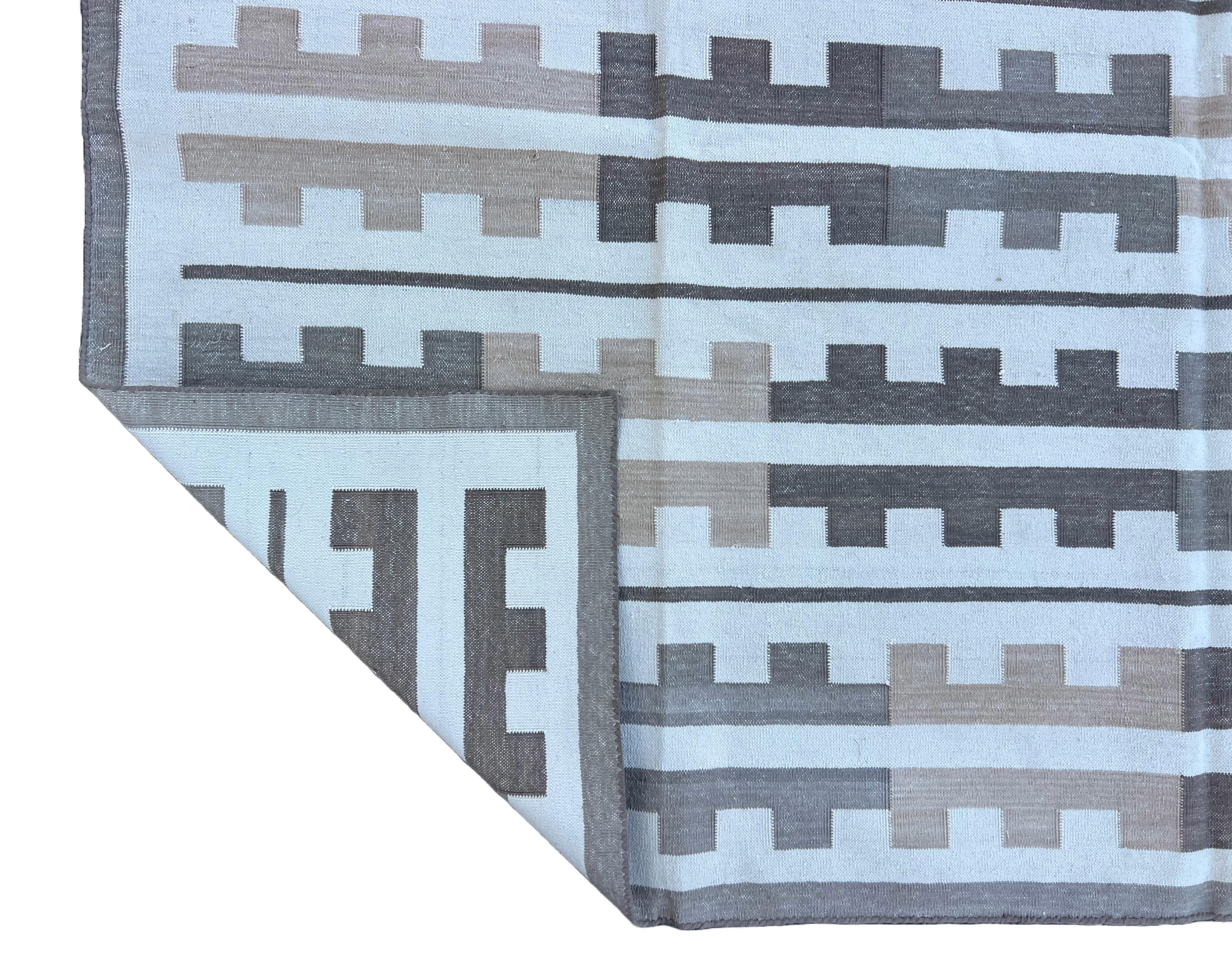 Handgefertigter Flachgewebe-Teppich aus Baumwolle, 6x9 Beige, Weiß Marianne Indian Striped Dhurrie im Angebot 3