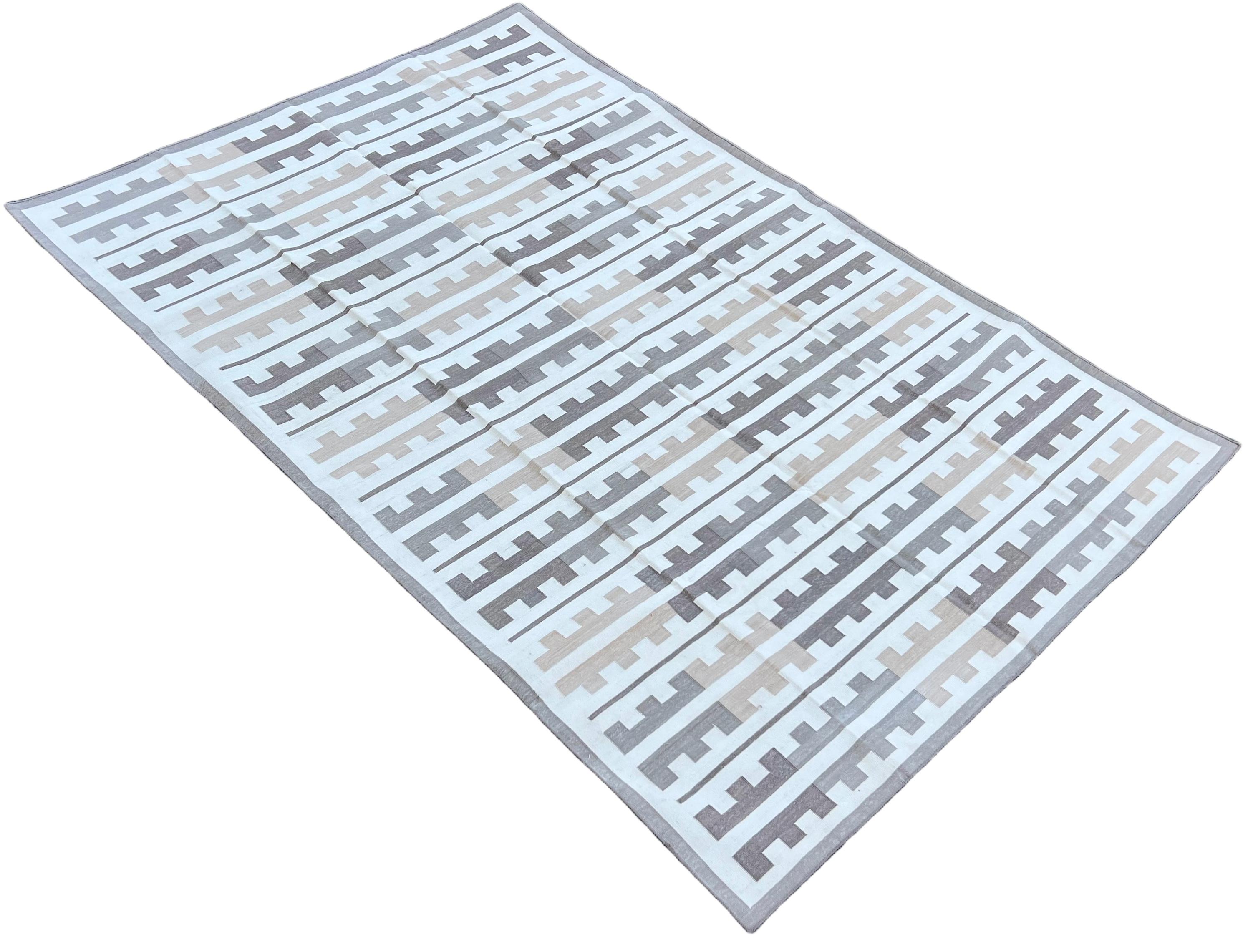 Natürliche pflanzlich gefärbte Baumwolle, Beige und Creme Marianne gestreifte indische Dhurrie -6'x9' (180cm x 270cm)

Diese speziellen flachgewebten Dhurries werden aus 15-fachem Garn aus 100% Baumwolle handgewebt. Aufgrund der speziellen