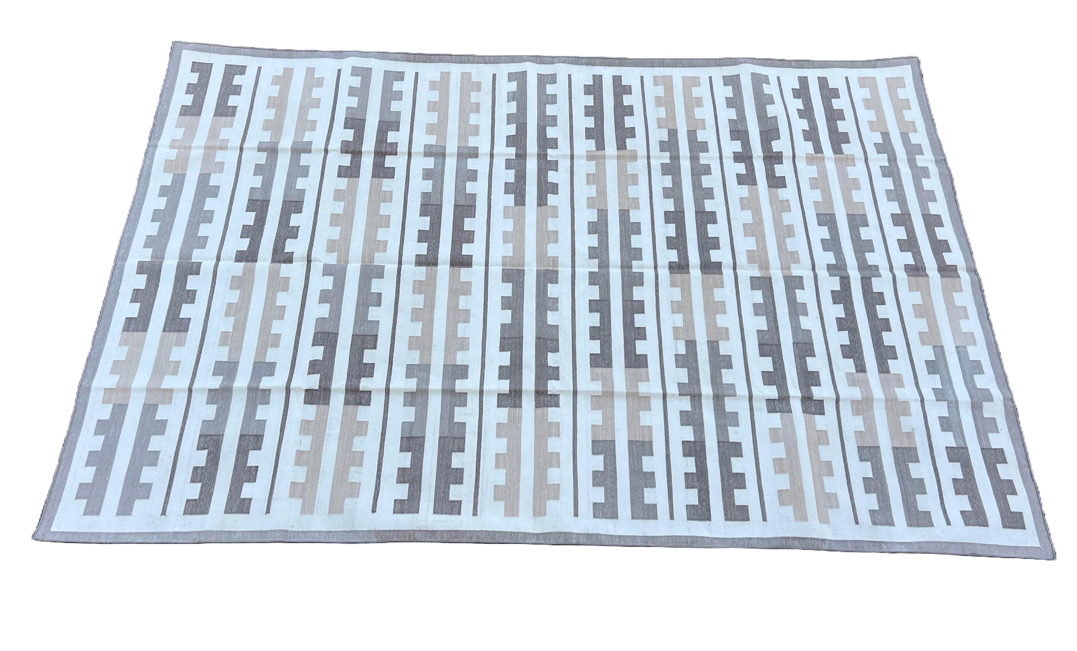 Handgefertigter Flachgewebe-Teppich aus Baumwolle, 6x9 Beige, Weiß Marianne Indian Striped Dhurrie (Moderne der Mitte des Jahrhunderts) im Angebot