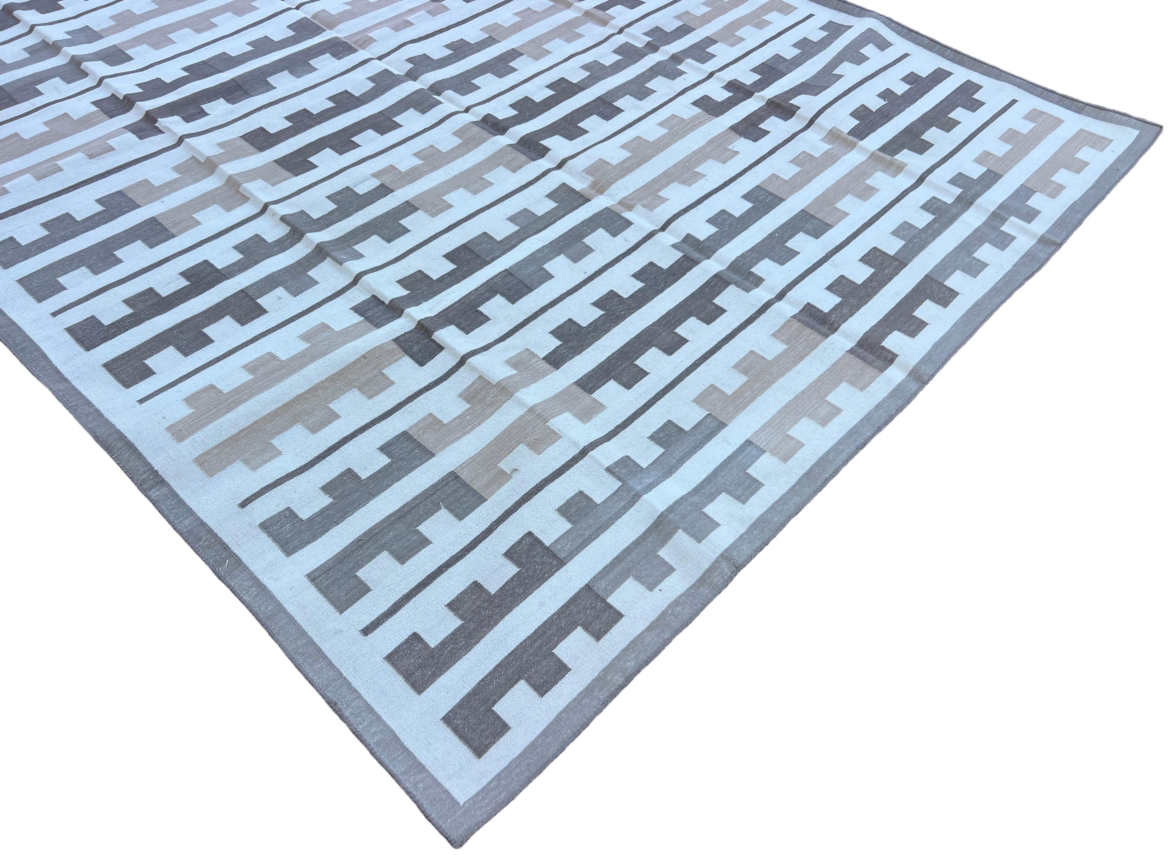 Handgefertigter Flachgewebe-Teppich aus Baumwolle, 6x9 Beige, Weiß Marianne Indian Striped Dhurrie (Handgewebt) im Angebot