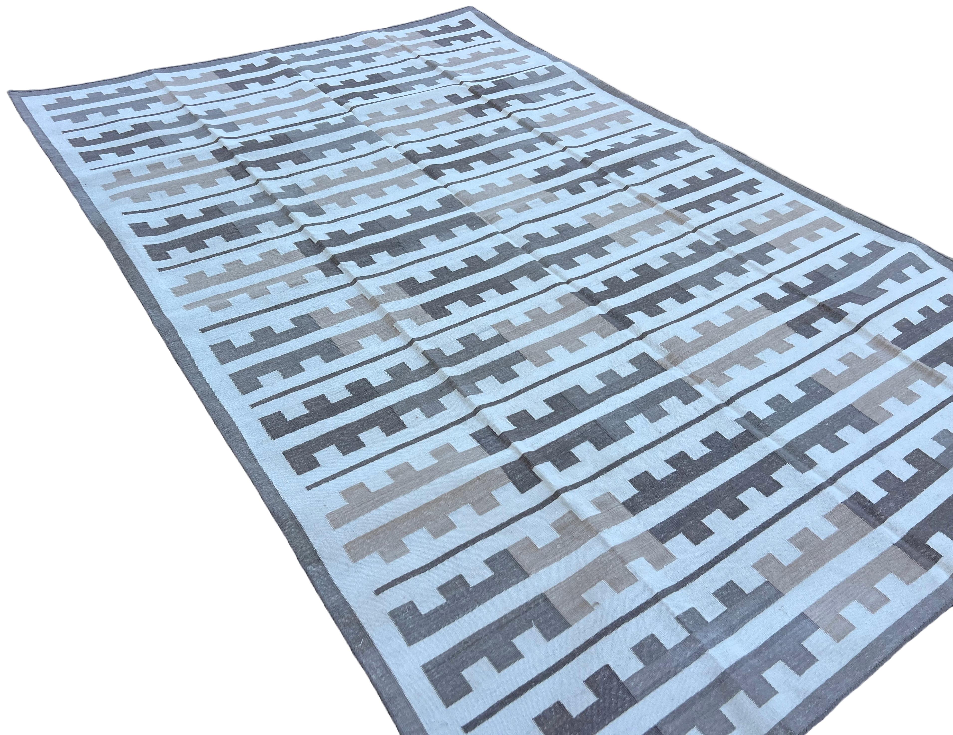 Handgefertigter Flachgewebe-Teppich aus Baumwolle, 6x9 Beige, Weiß Marianne Indian Striped Dhurrie im Zustand „Neu“ im Angebot in Jaipur, IN