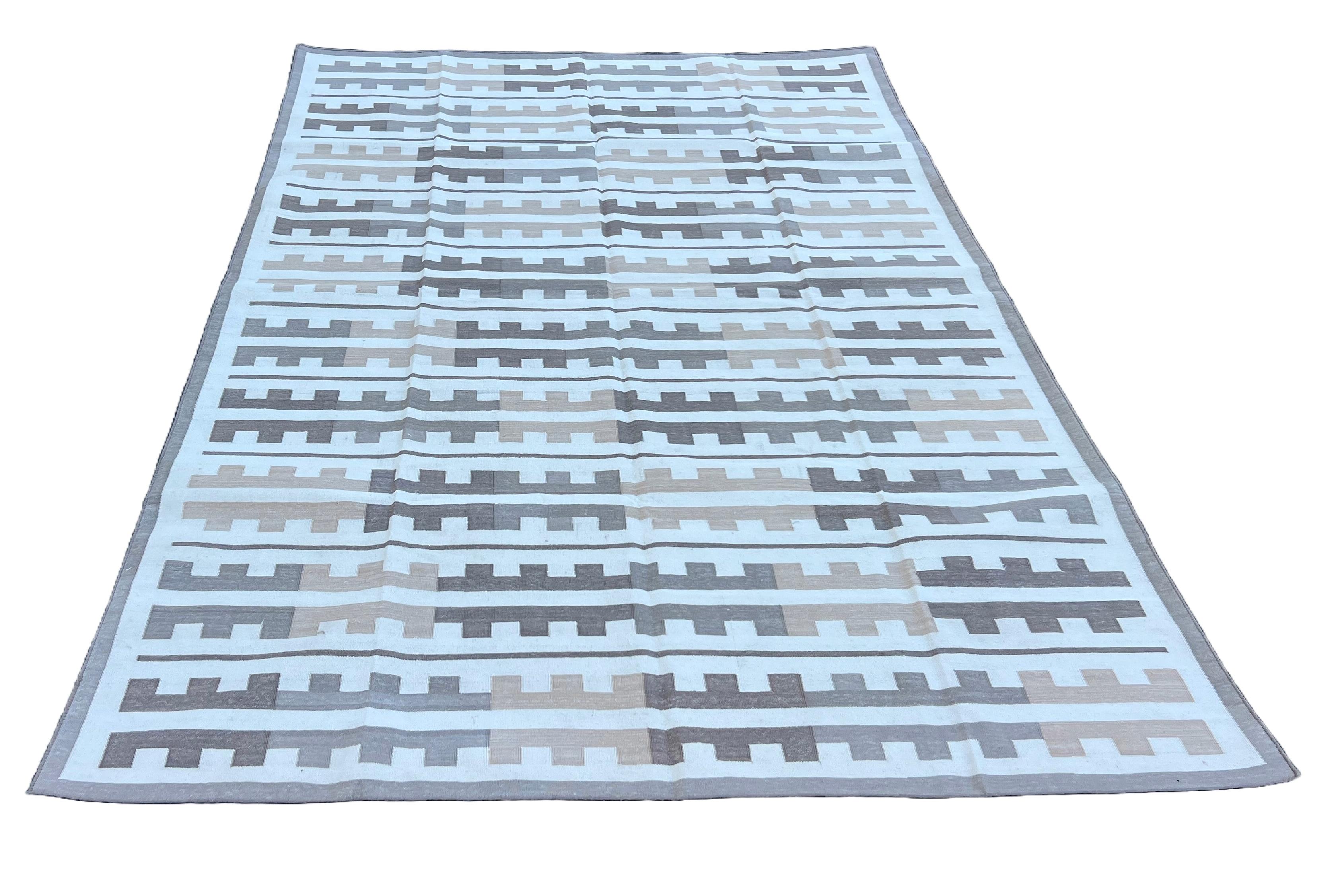 Handgefertigter Flachgewebe-Teppich aus Baumwolle, 6x9 Beige, Weiß Marianne Indian Striped Dhurrie (21. Jahrhundert und zeitgenössisch) im Angebot