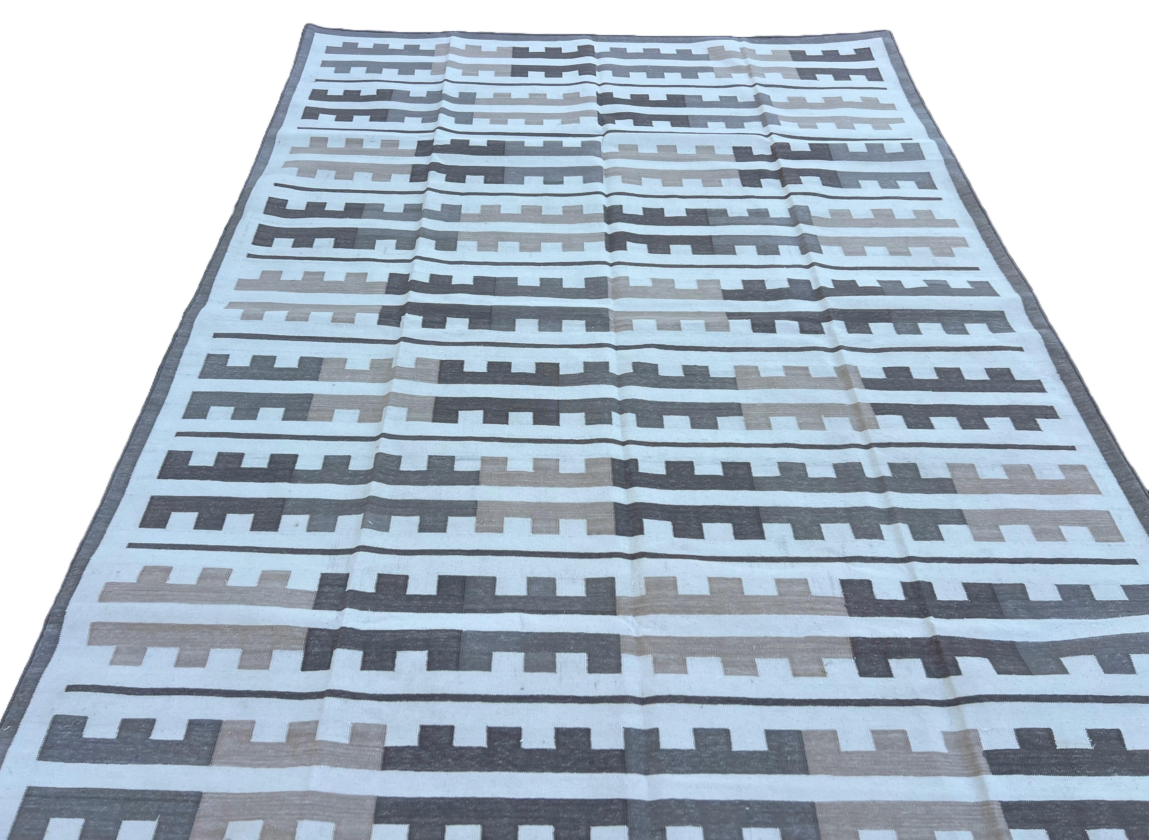 Handgefertigter Flachgewebe-Teppich aus Baumwolle, 6x9 Beige, Weiß Marianne Indian Striped Dhurrie im Angebot 1