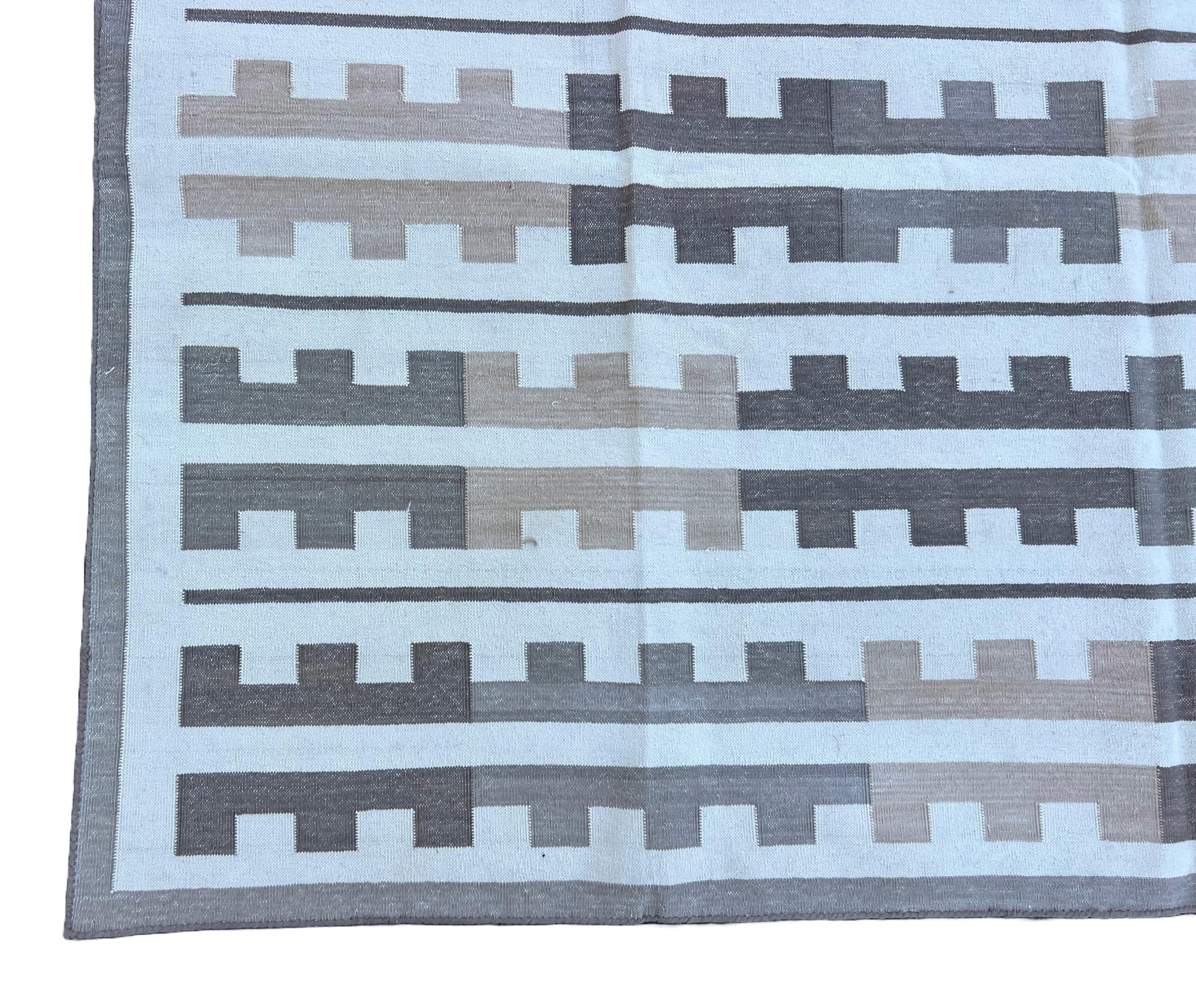 Handgefertigter Flachgewebe-Teppich aus Baumwolle, 6x9 Beige, Weiß Marianne Indian Striped Dhurrie im Angebot 2