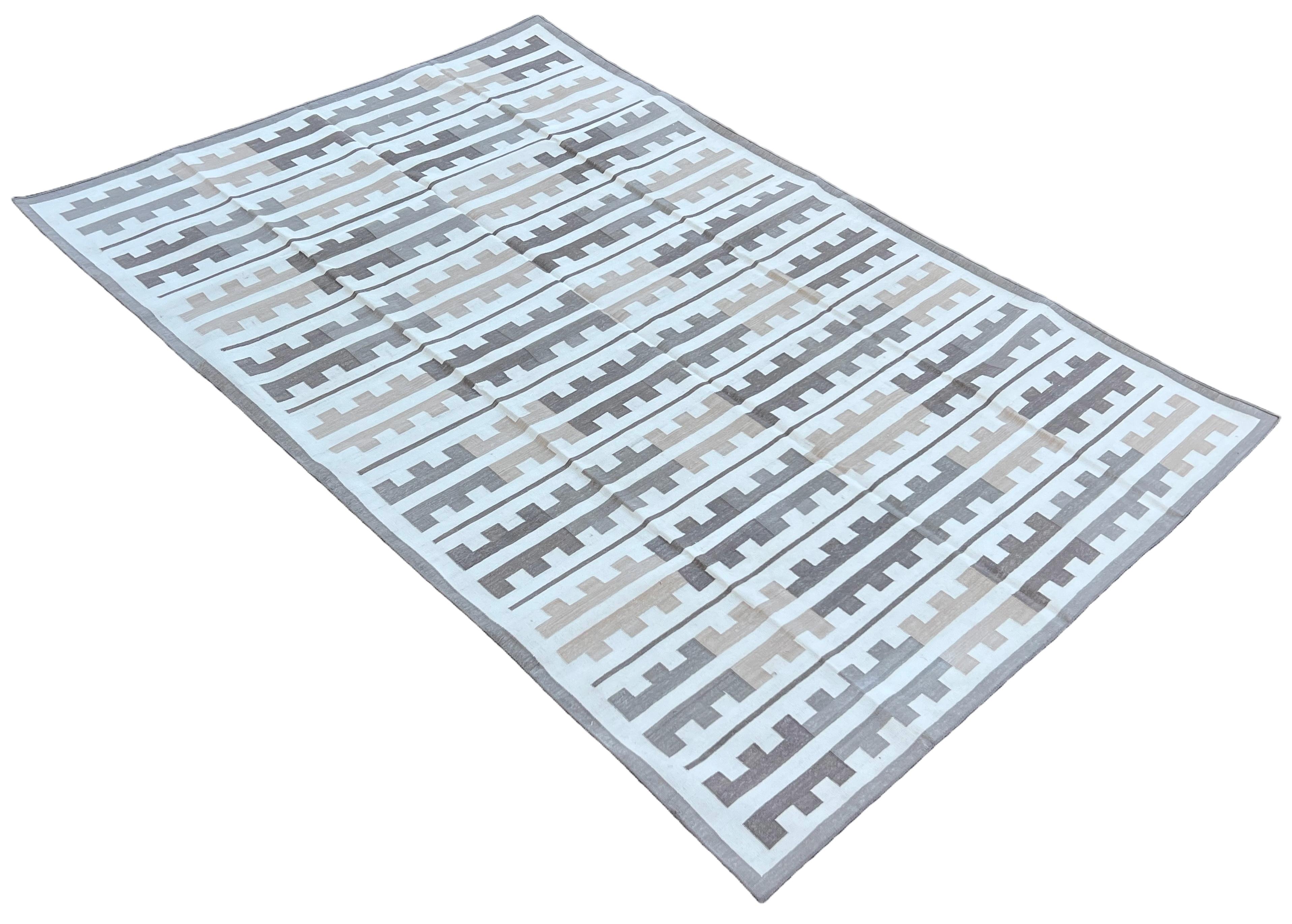 Handgefertigter Flachgewebe-Teppich aus Baumwolle, 6x9 Beige, Weiß Marianne Indian Striped Dhurrie