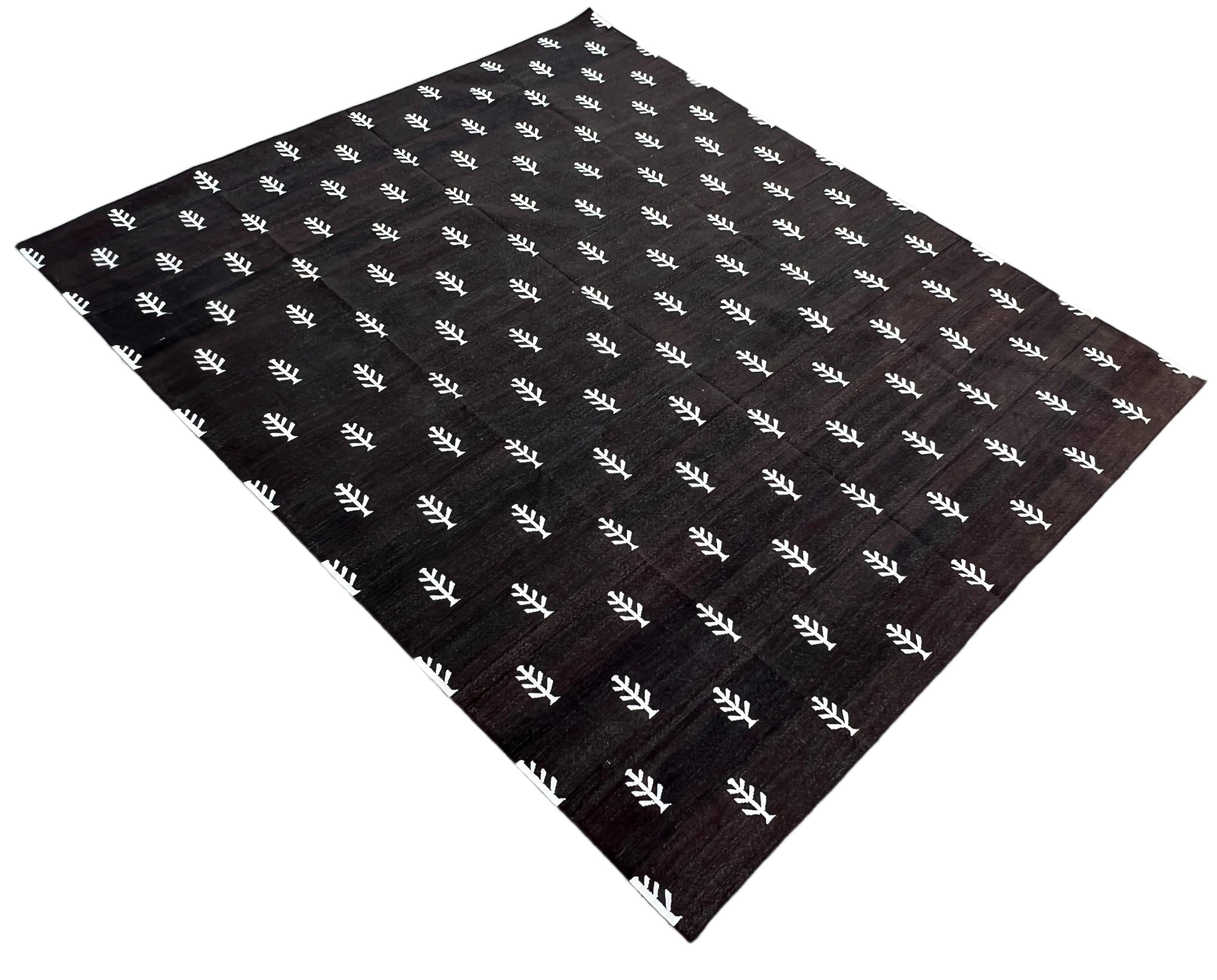 Tappeto fatto a mano in cotone a trama piatta, 6x9 marrone e bianco con motivo ad albero, indiano Dhurrie in vendita 2