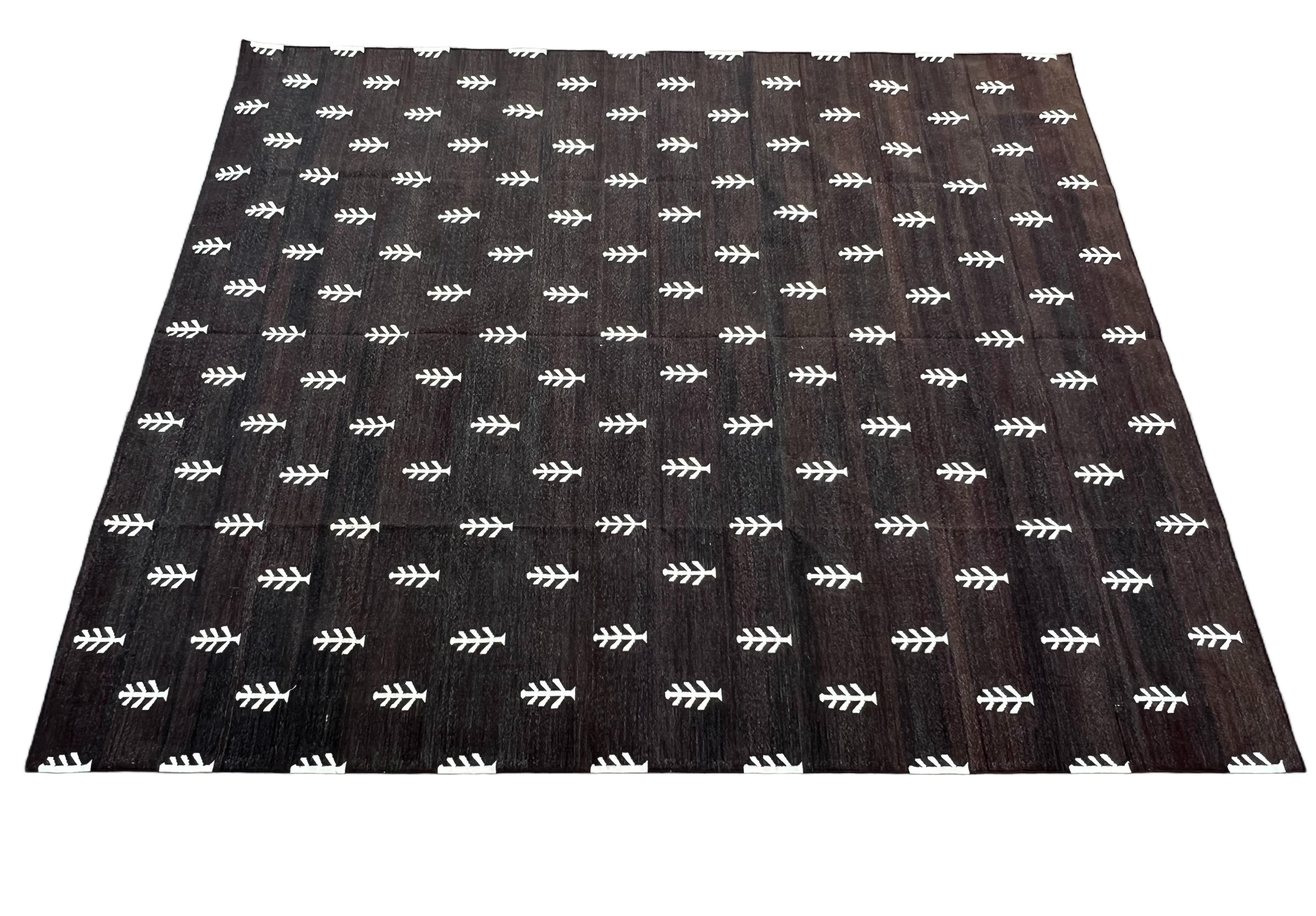 Tappeto fatto a mano in cotone a trama piatta, 6x9 marrone e bianco con motivo ad albero, indiano Dhurrie in vendita 3