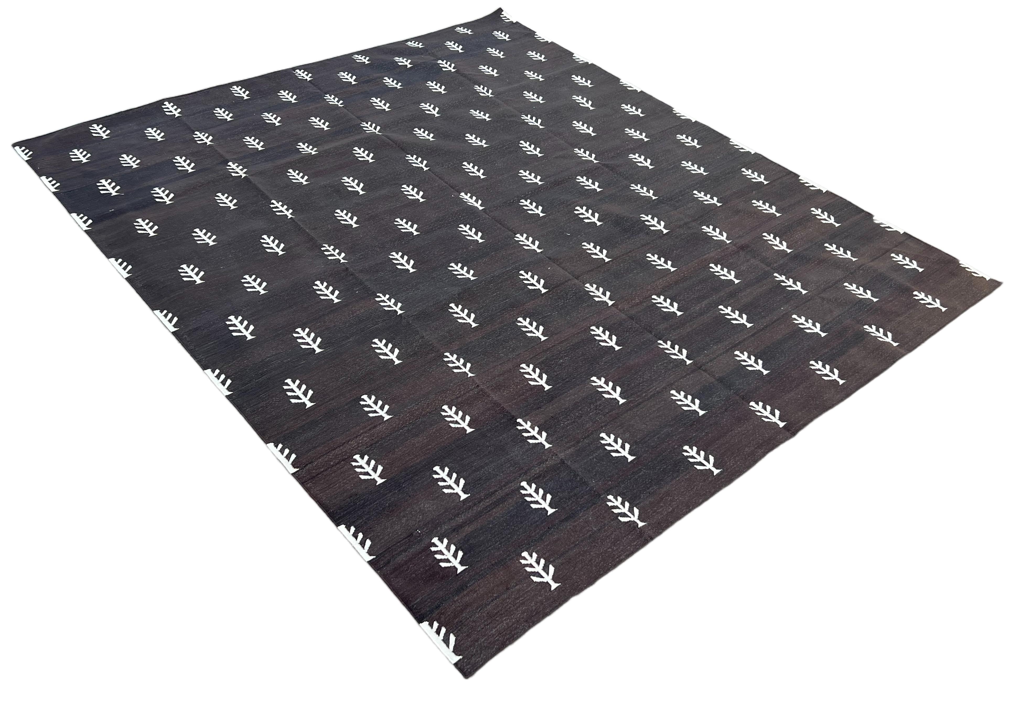 Tappeto indiano in cotone tinto al vegetale reversibile con motivi ad albero in bianco e marrone - 6'x9'
Queste speciali dhurry a trama piatta sono tessute a mano con un filo di cotone 100% a 15 strati. A causa delle speciali tecniche di produzione