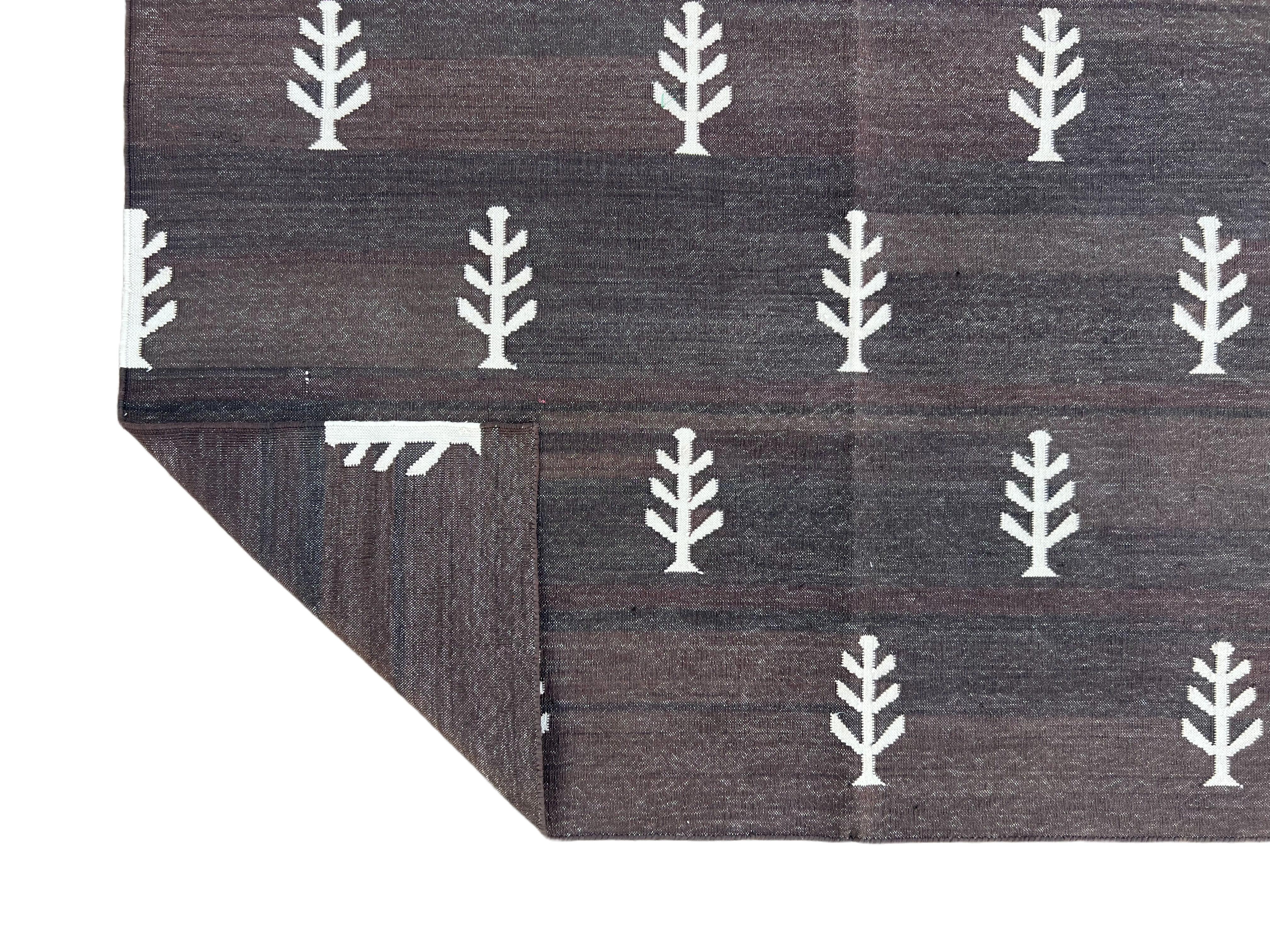Tappeto fatto a mano in cotone a trama piatta, 6x9 marrone e bianco con motivo ad albero, indiano Dhurrie in vendita 1
