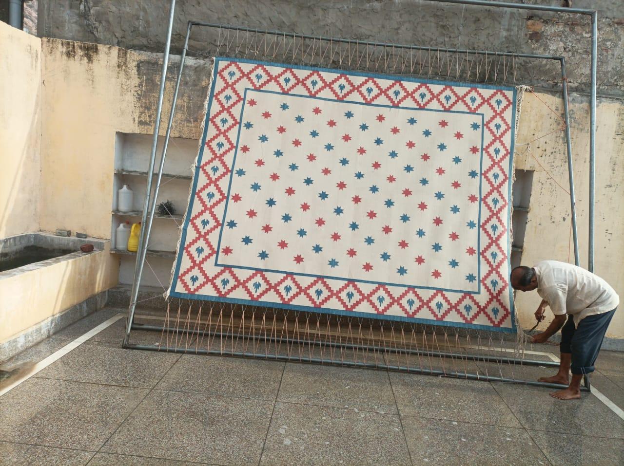 Handgefertigter Flachgewebe-Teppich aus Baumwolle, 6x9 Creme und Rot Indischer Stern Geometrischer Dhurrie im Angebot 7