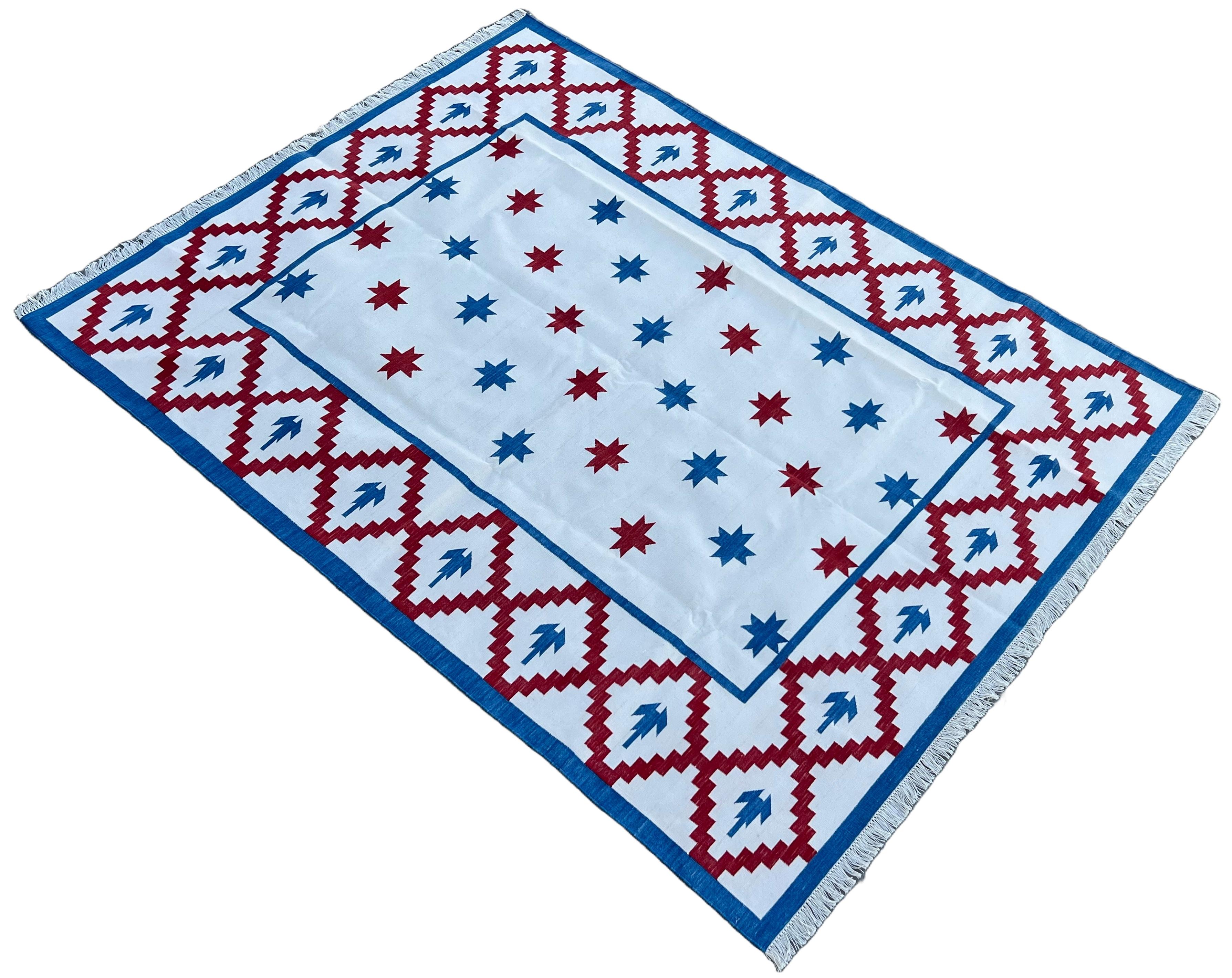 Tappeto geometrico in cotone tinto al vegetale reversibile color crema, blu denim e rosso pomodoro - 6'x9'
Queste speciali dhurry a trama piatta sono tessute a mano con un filo di cotone 100% a 15 strati. A causa delle speciali tecniche di