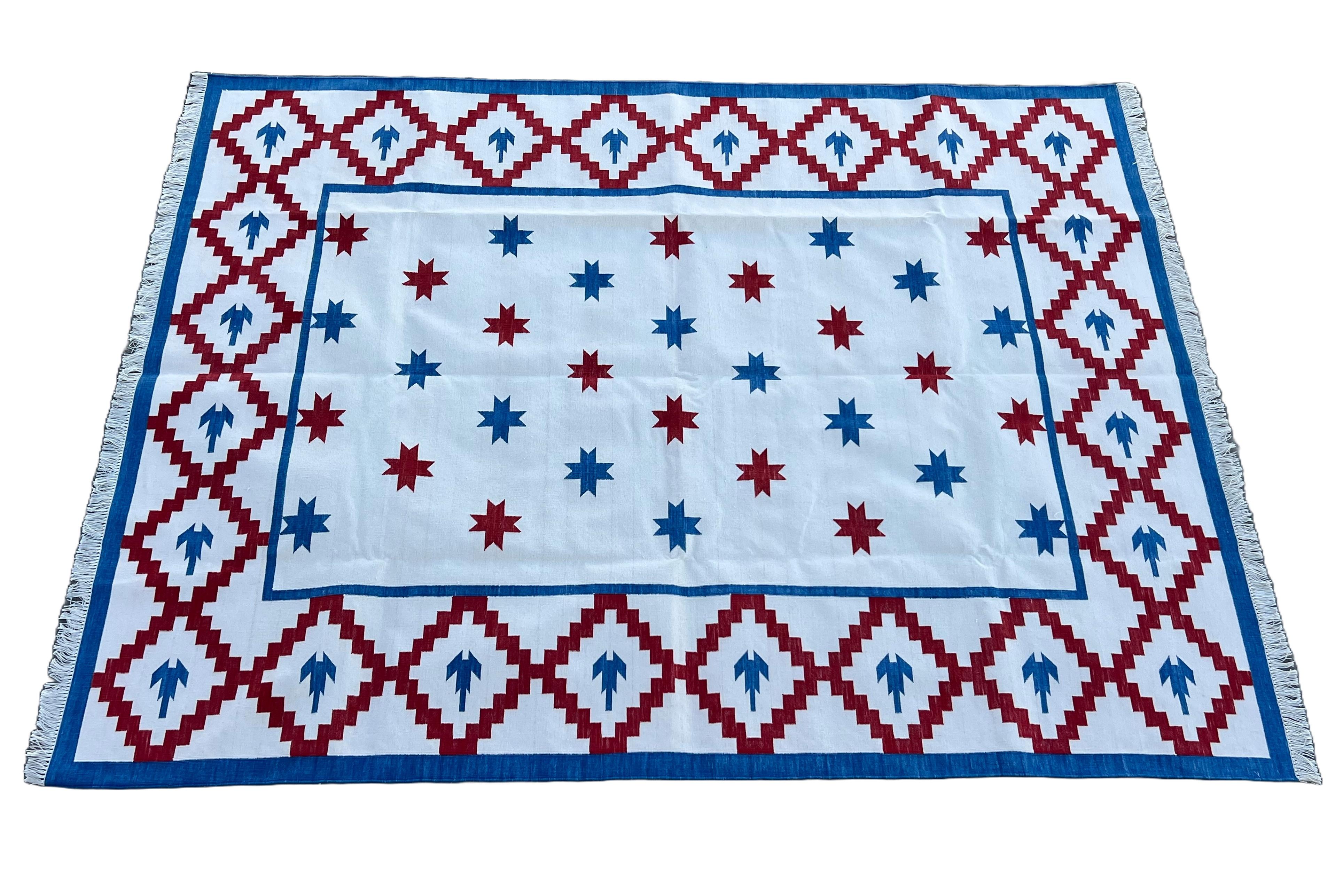 Mid-Century moderno Tappeto fatto a mano in cotone a trama piatta, 6x9 Crema e Rosso Stella Geometrica Indiana Dhurrie in vendita