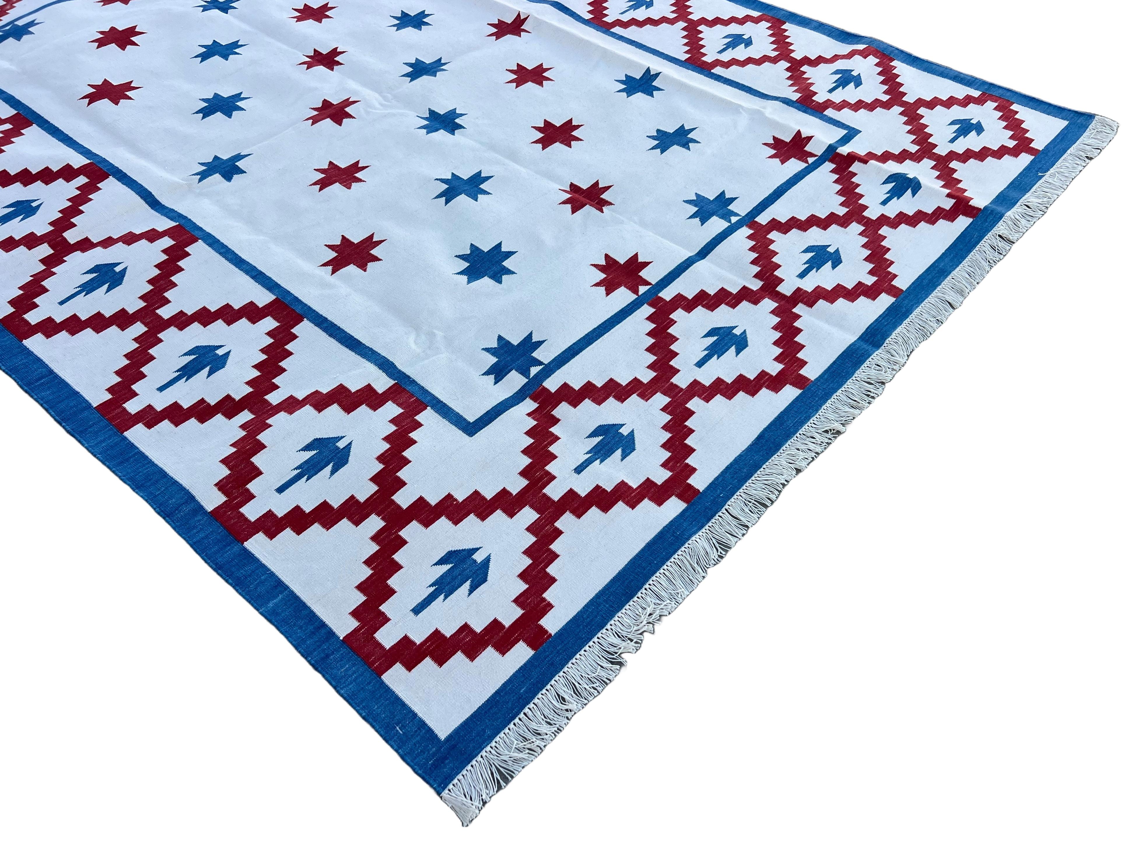 Tessuto a mano Tappeto fatto a mano in cotone a trama piatta, 6x9 Crema e Rosso Stella Geometrica Indiana Dhurrie in vendita