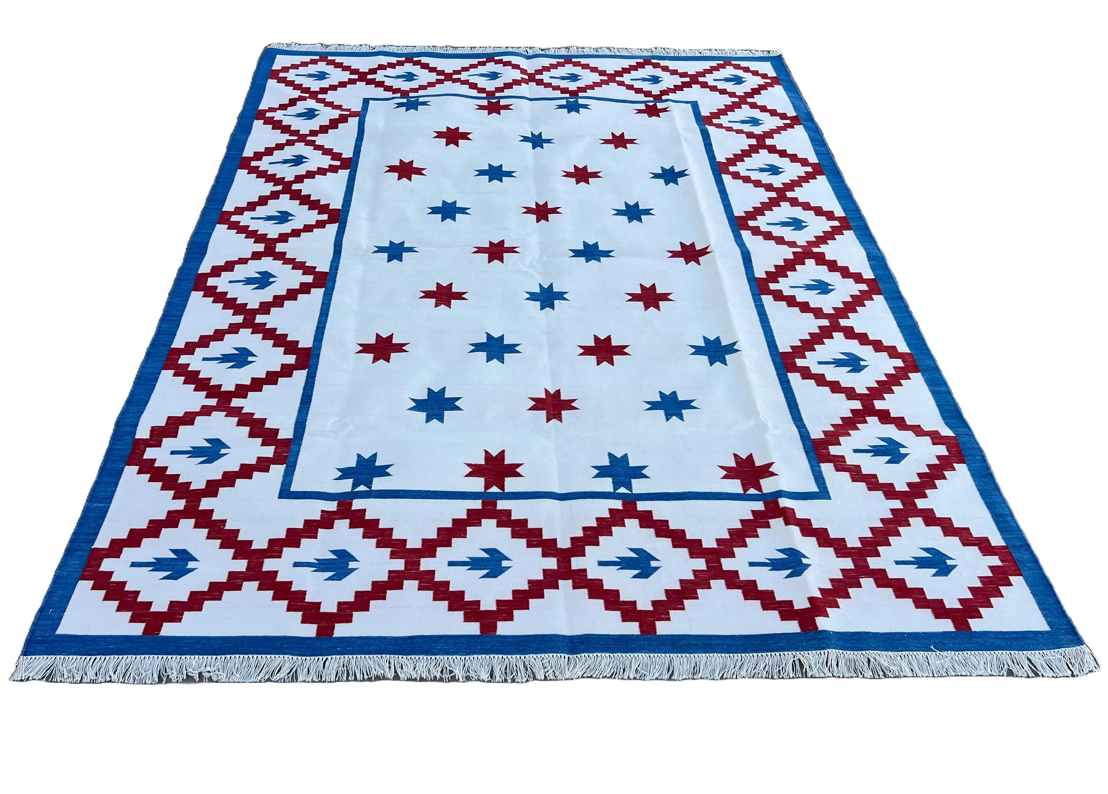 XXI secolo e contemporaneo Tappeto fatto a mano in cotone a trama piatta, 6x9 Crema e Rosso Stella Geometrica Indiana Dhurrie in vendita