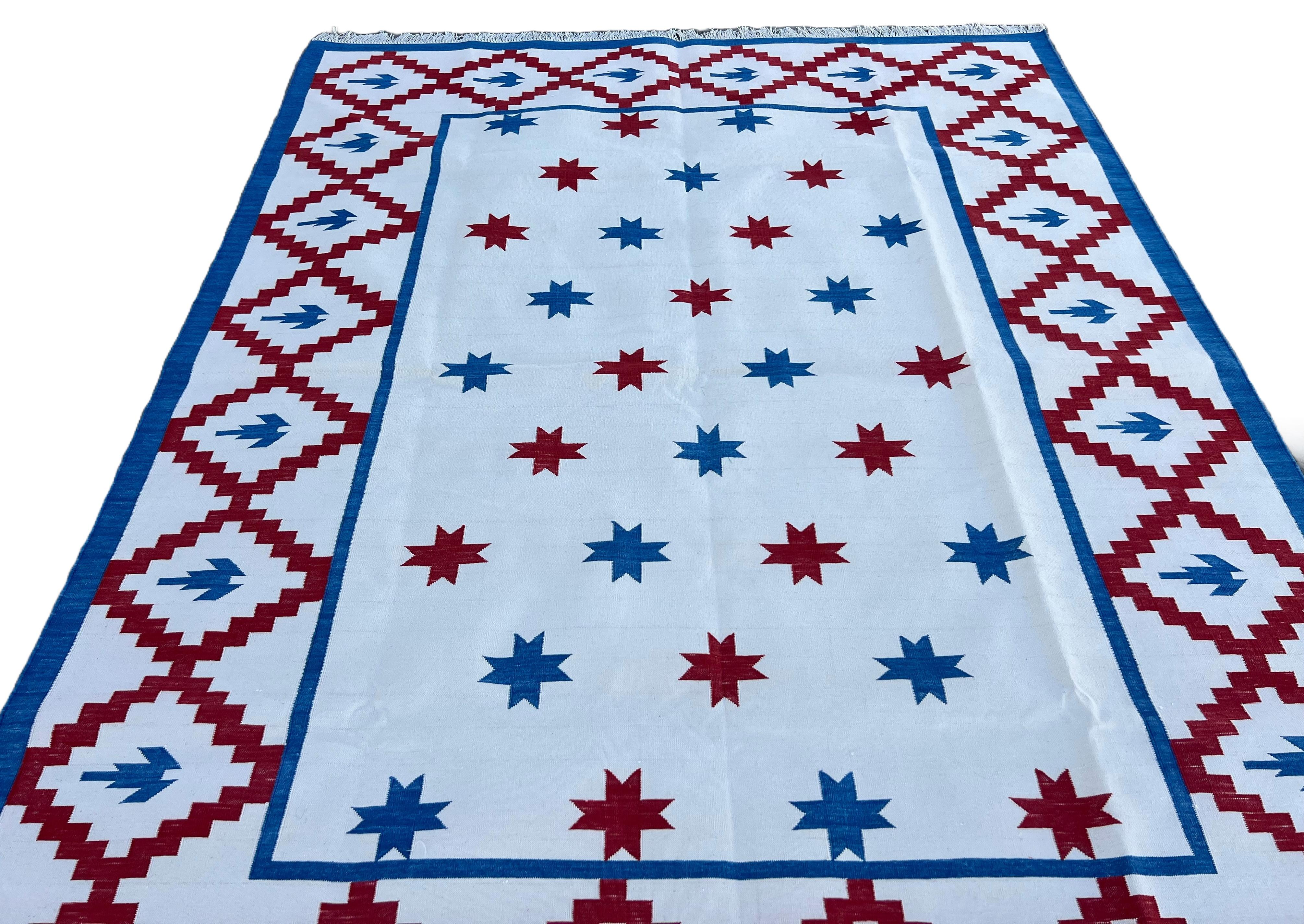 Cotone Tappeto fatto a mano in cotone a trama piatta, 6x9 Crema e Rosso Stella Geometrica Indiana Dhurrie in vendita