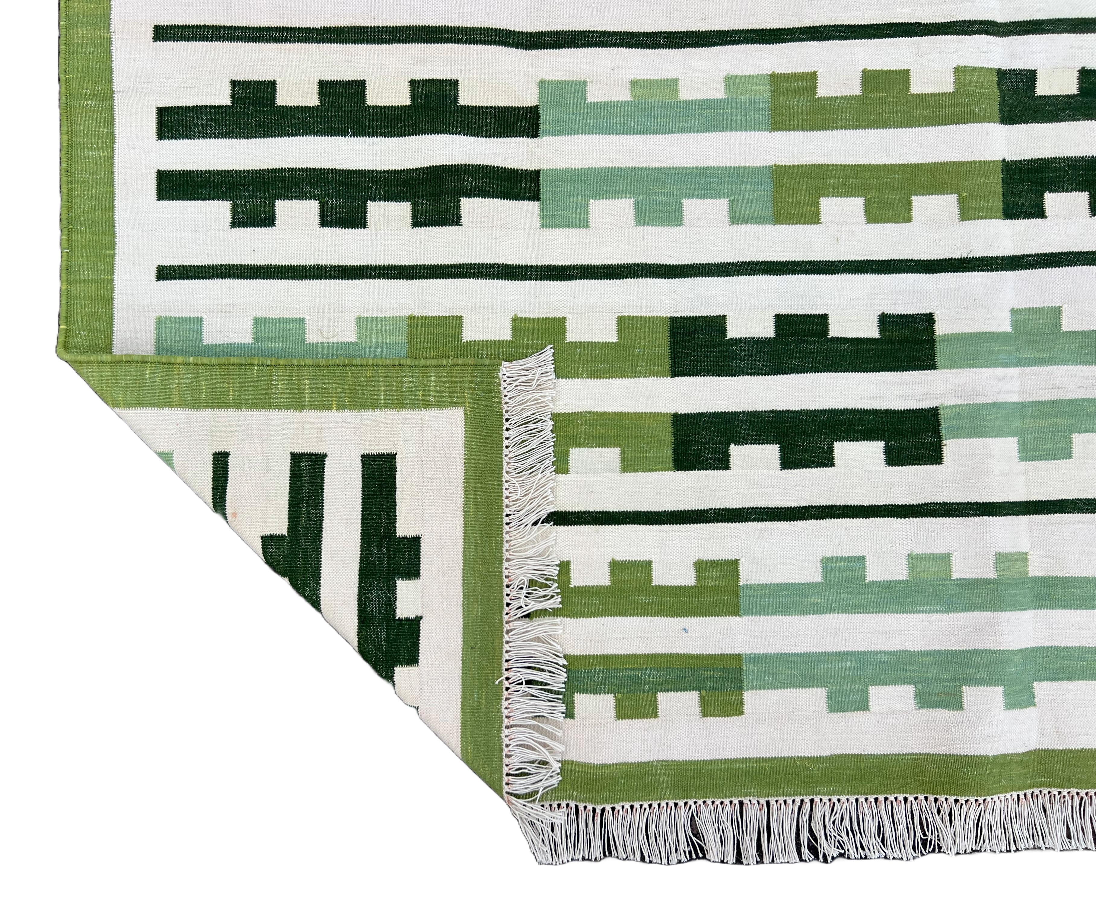 Handgefertigter Flachgewebe-Teppich aus Baumwolle, 6x9 Grün, Weiß Marianne Indian Striped Dhurrie im Angebot 3