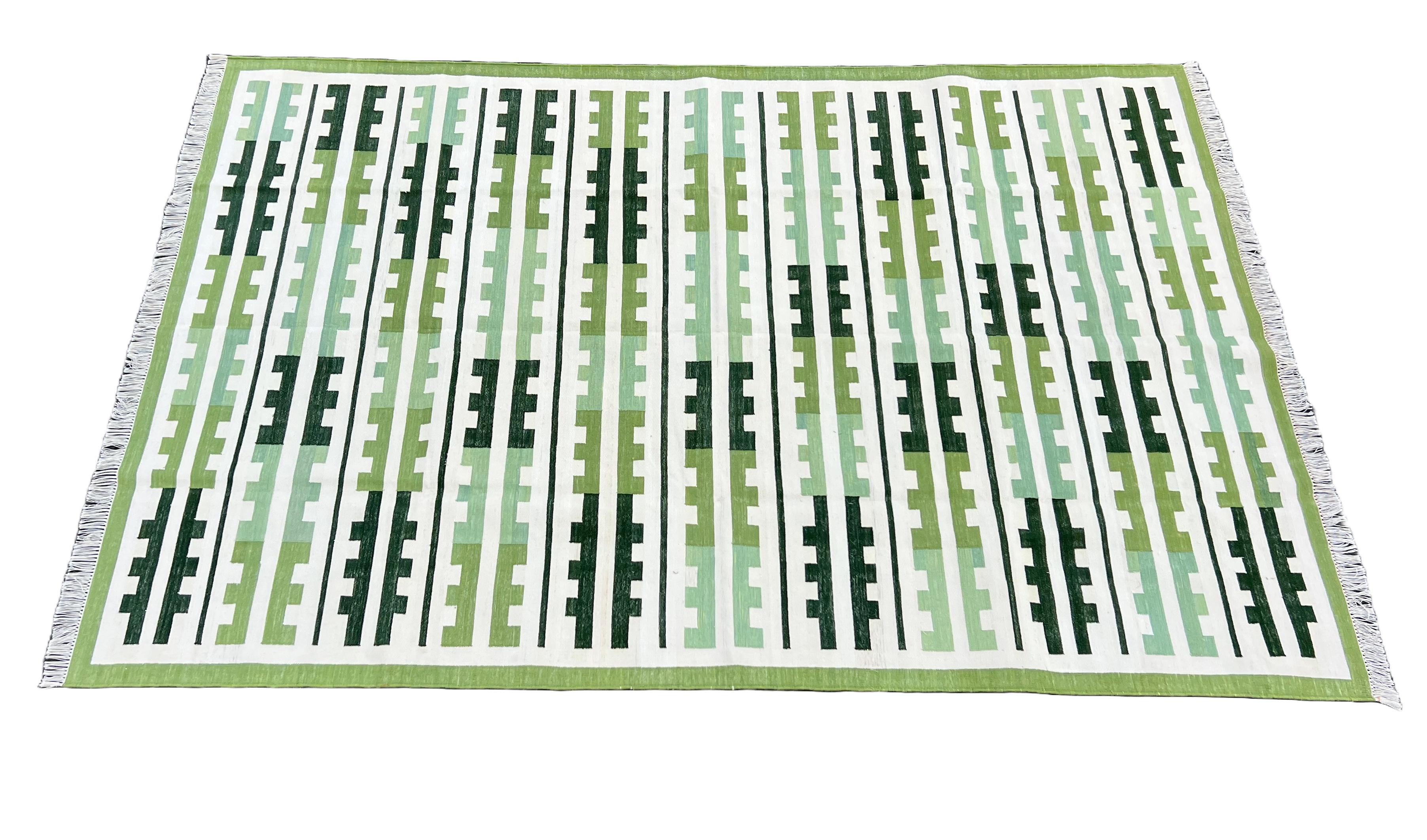 Handgefertigter Flachgewebe-Teppich aus Baumwolle, 6x9 Grün, Weiß Marianne Indian Striped Dhurrie (Moderne der Mitte des Jahrhunderts) im Angebot