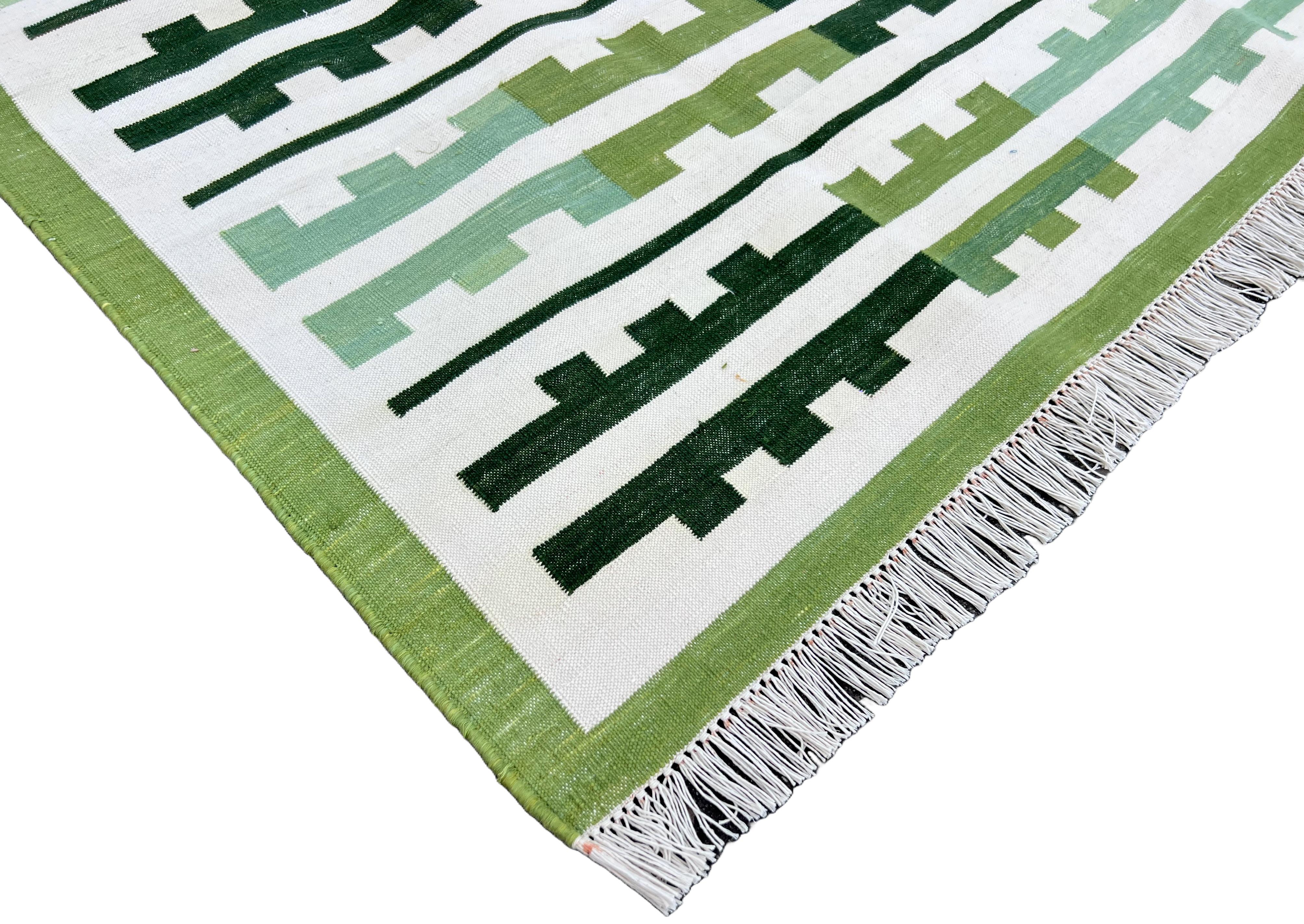 Handgefertigter Flachgewebe-Teppich aus Baumwolle, 6x9 Grün, Weiß Marianne Indian Striped Dhurrie (Indisch) im Angebot