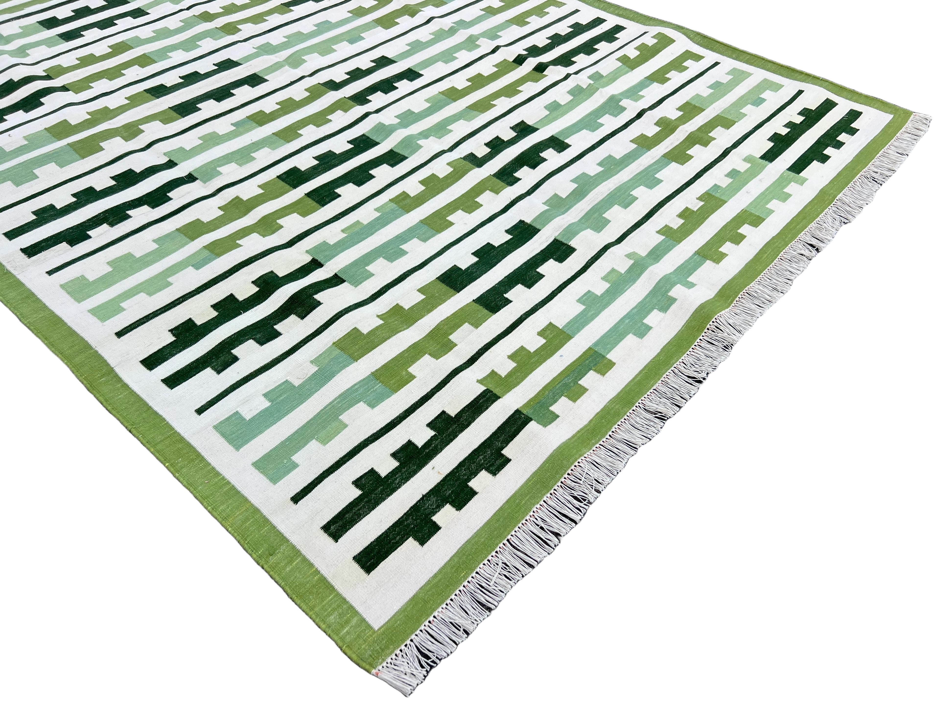 Handgefertigter Flachgewebe-Teppich aus Baumwolle, 6x9 Grün, Weiß Marianne Indian Striped Dhurrie (Handgewebt) im Angebot