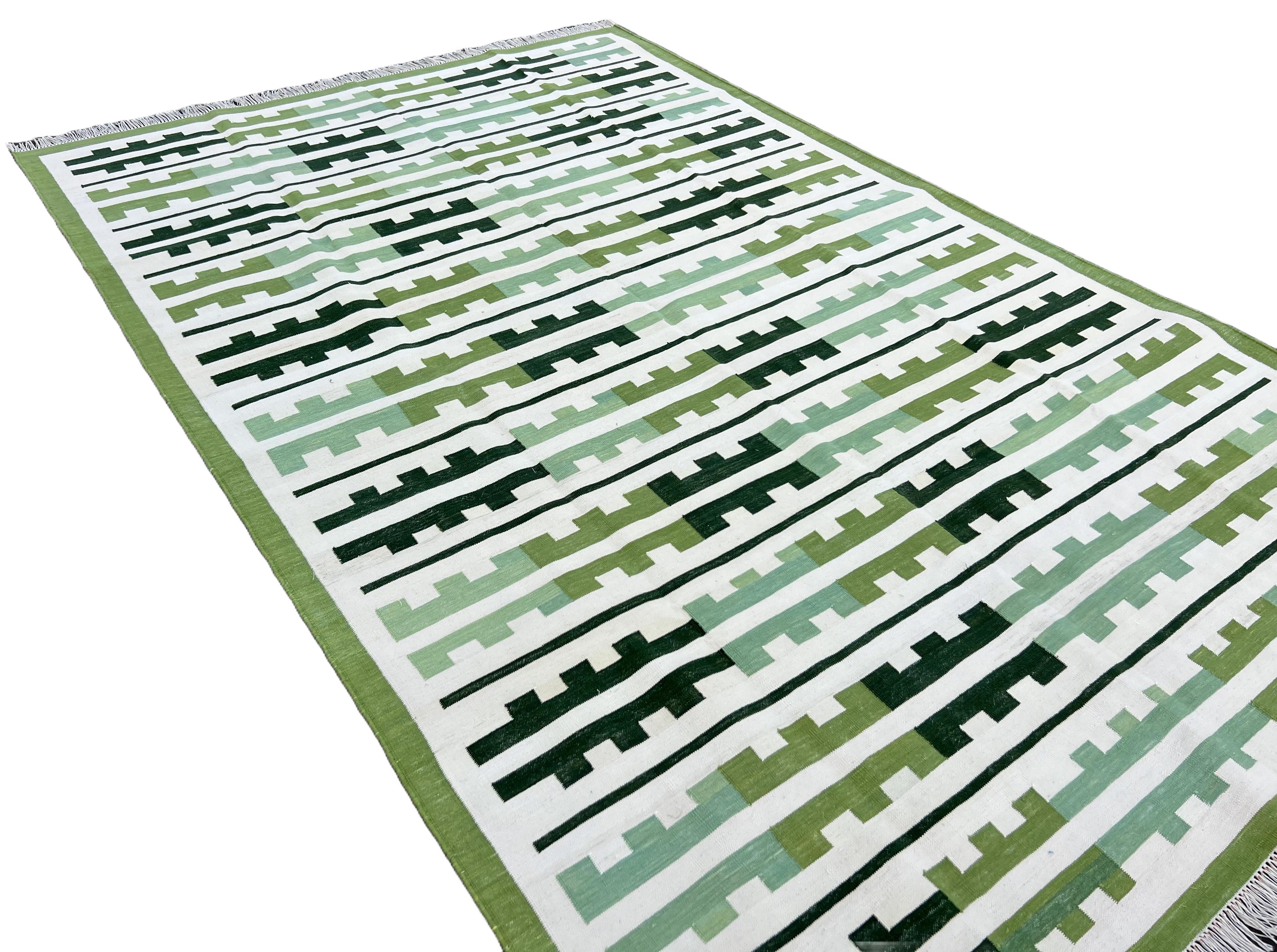 Handgefertigter Flachgewebe-Teppich aus Baumwolle, 6x9 Grün, Weiß Marianne Indian Striped Dhurrie im Zustand „Neu“ im Angebot in Jaipur, IN