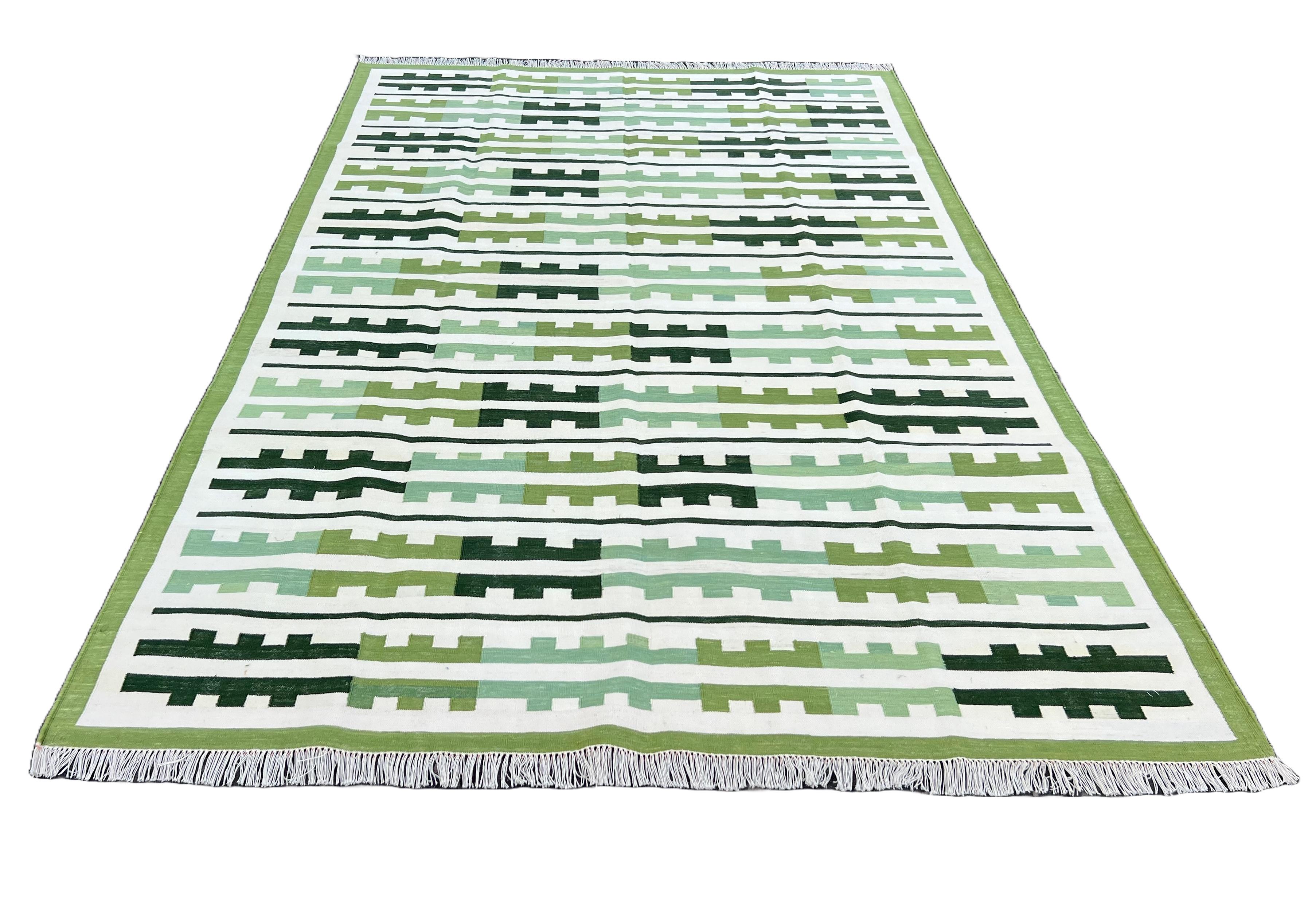 Handgefertigter Flachgewebe-Teppich aus Baumwolle, 6x9 Grün, Weiß Marianne Indian Striped Dhurrie (21. Jahrhundert und zeitgenössisch) im Angebot