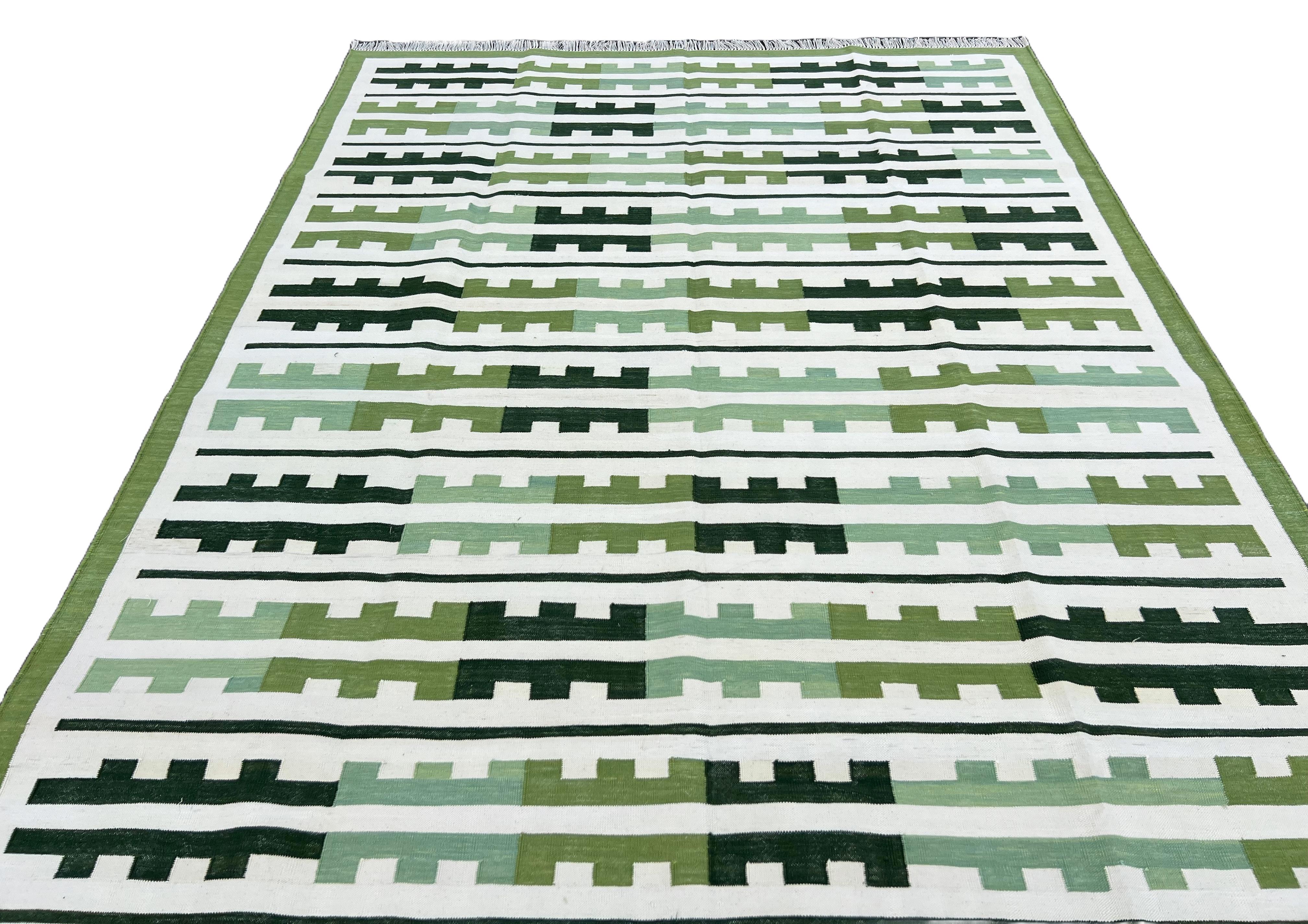 Handgefertigter Flachgewebe-Teppich aus Baumwolle, 6x9 Grün, Weiß Marianne Indian Striped Dhurrie im Angebot 1